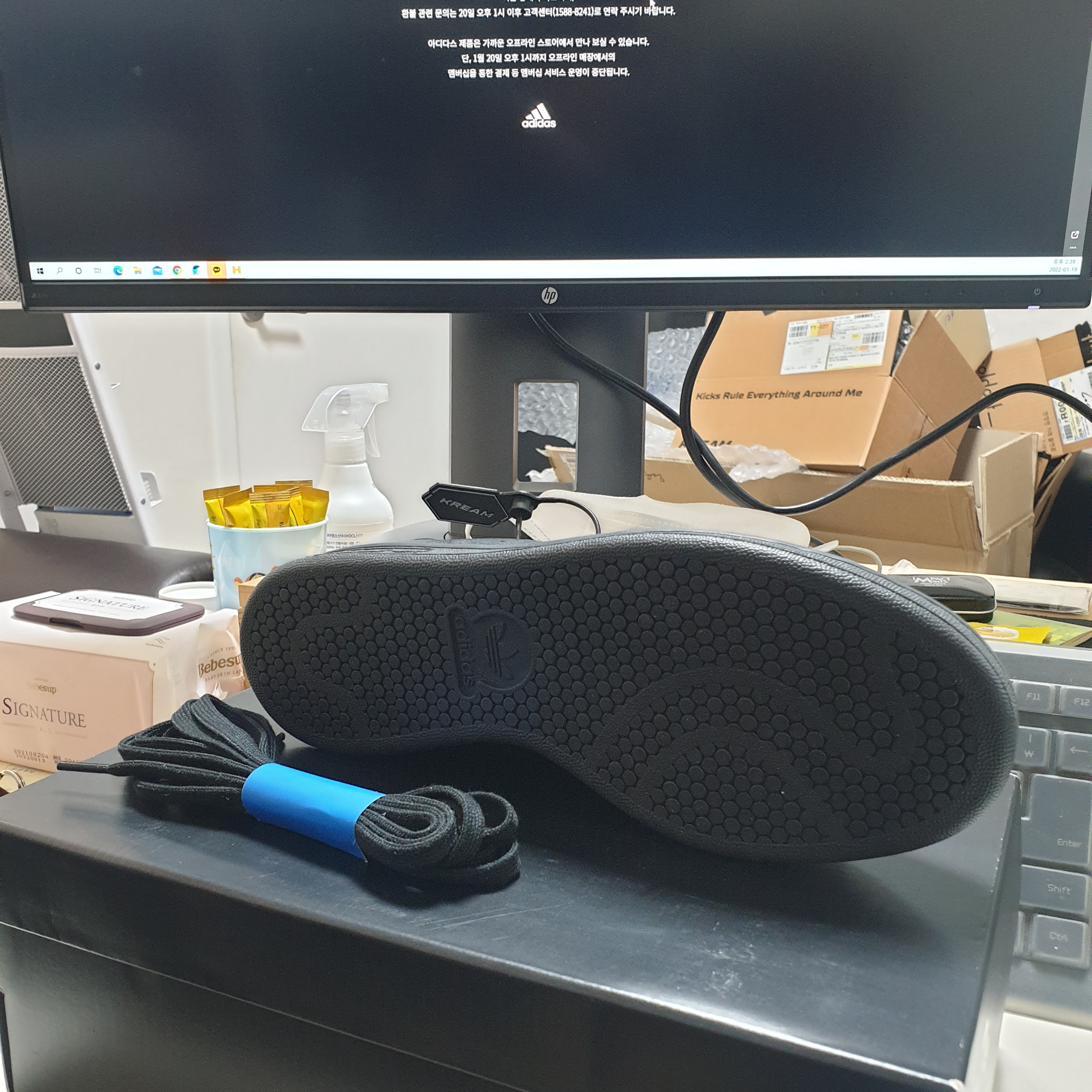 Adidas x Pharrell Williams Stan Smith Black Future 착용 스타일 - 3