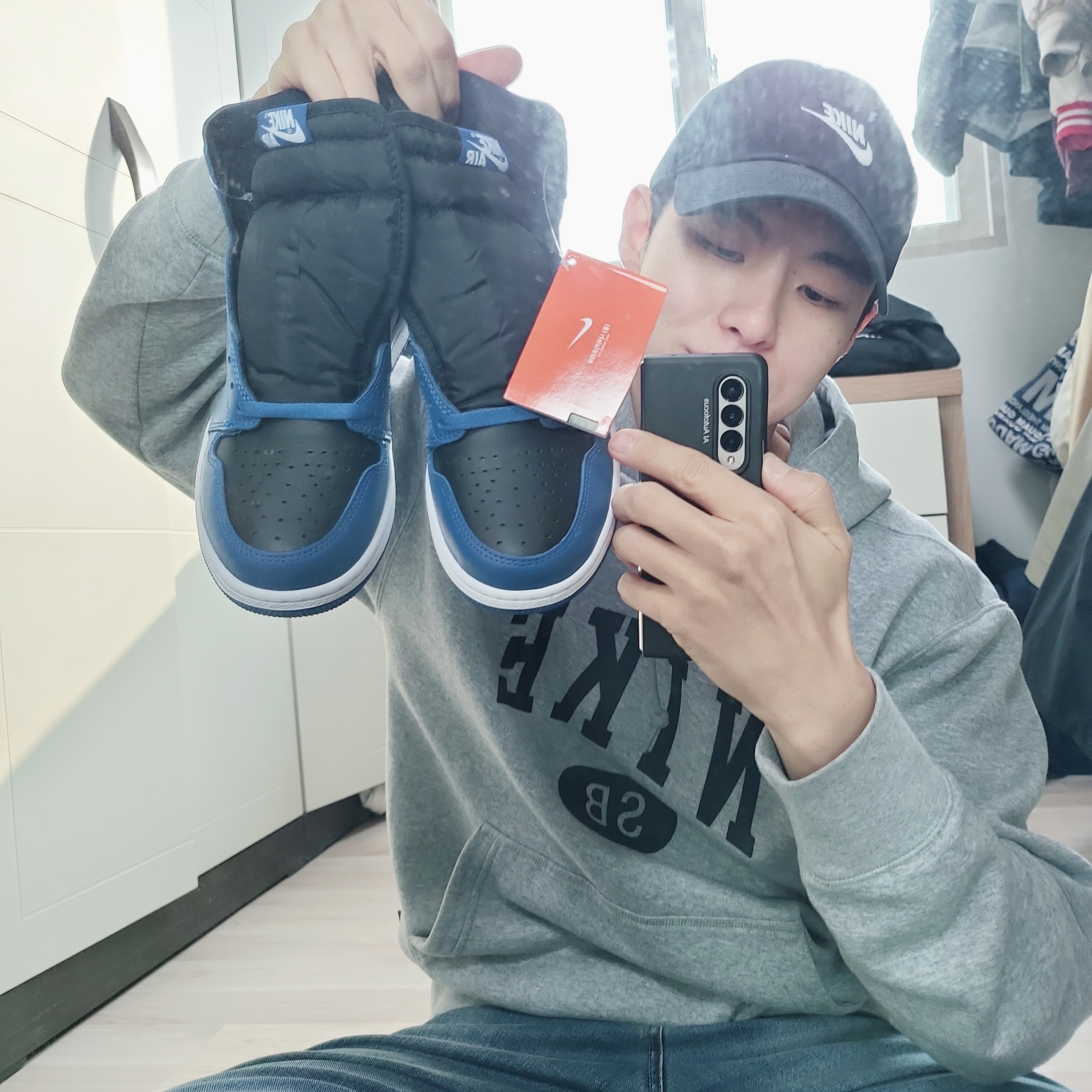 Jordan 1 Retro High OG Dark Marina Blue, Nike Heritage 86 Futura Washed Cap Black White 착용 스타일 - 1