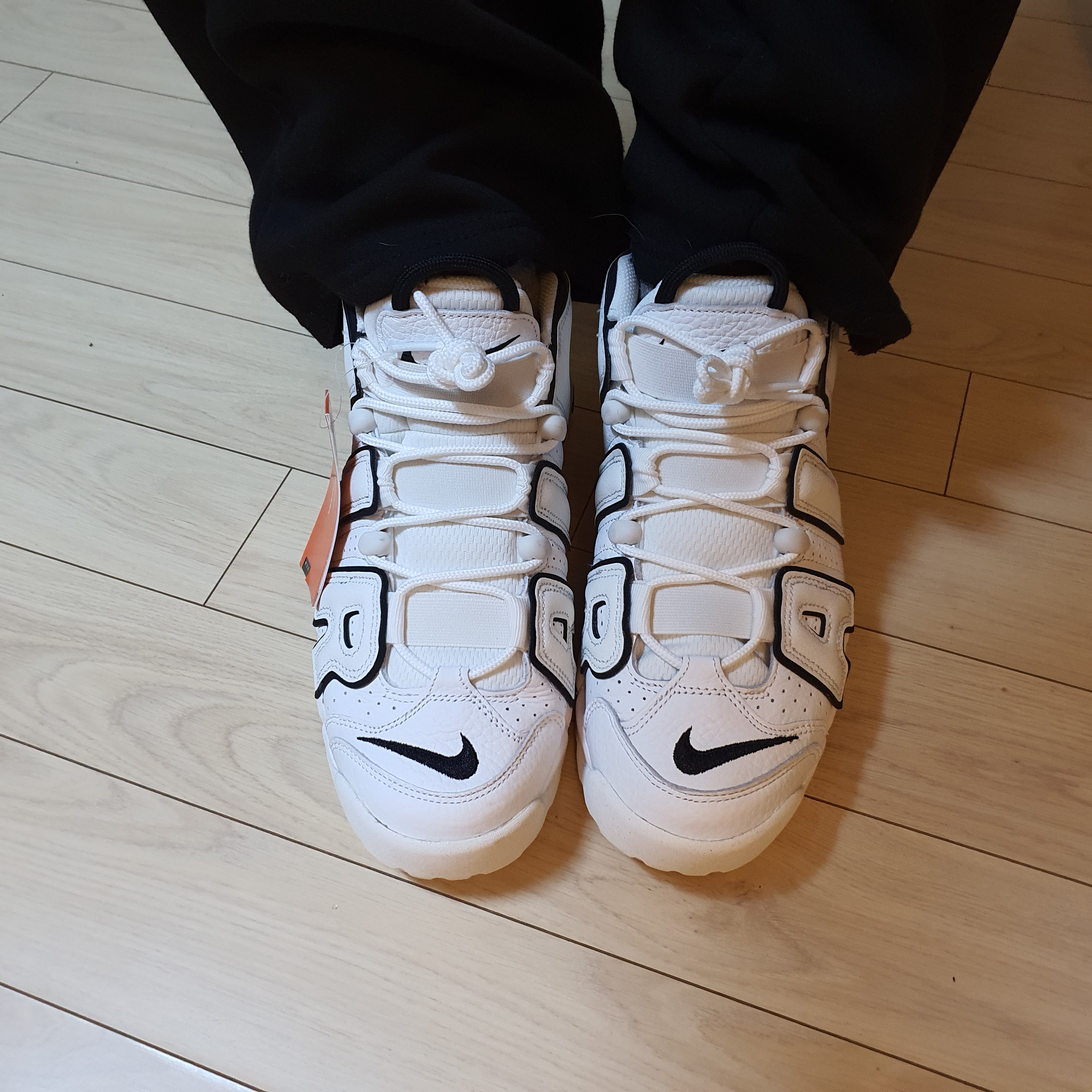 (W) Nike Air More Uptempo Summit White 착용 스타일 - 1