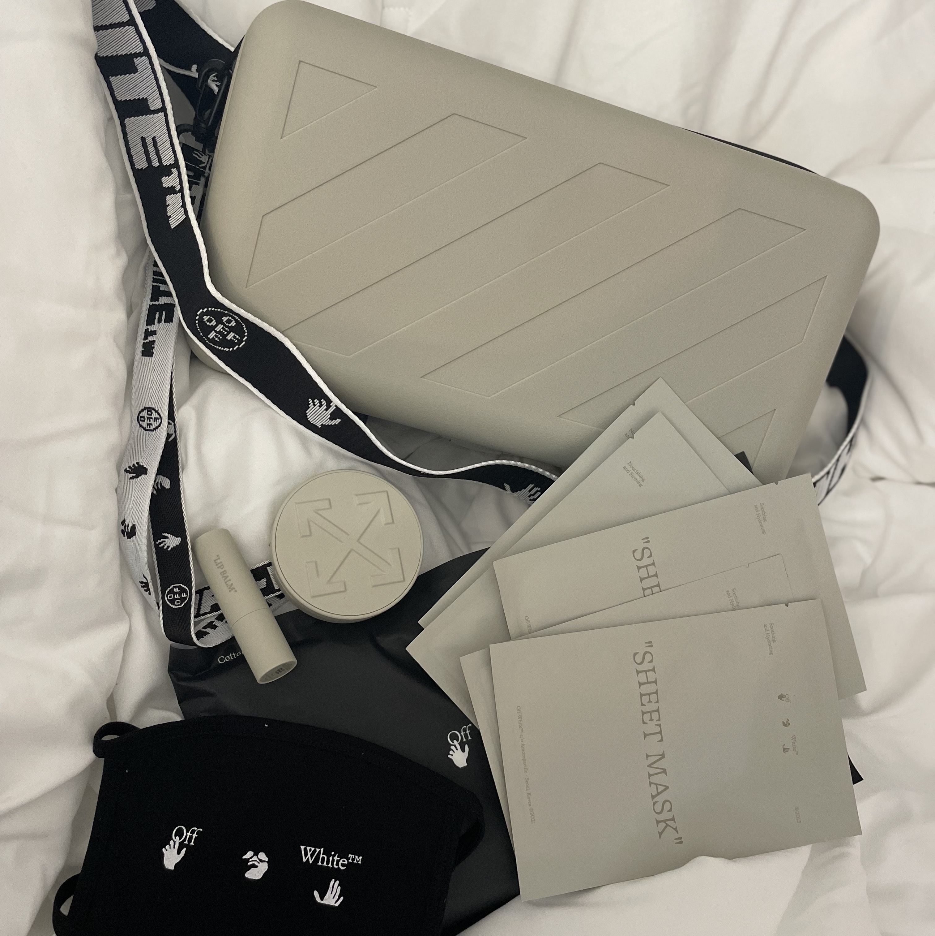 Off-White x Amore Pacific Protection Box (Without Cosmetics) 착용 스타일