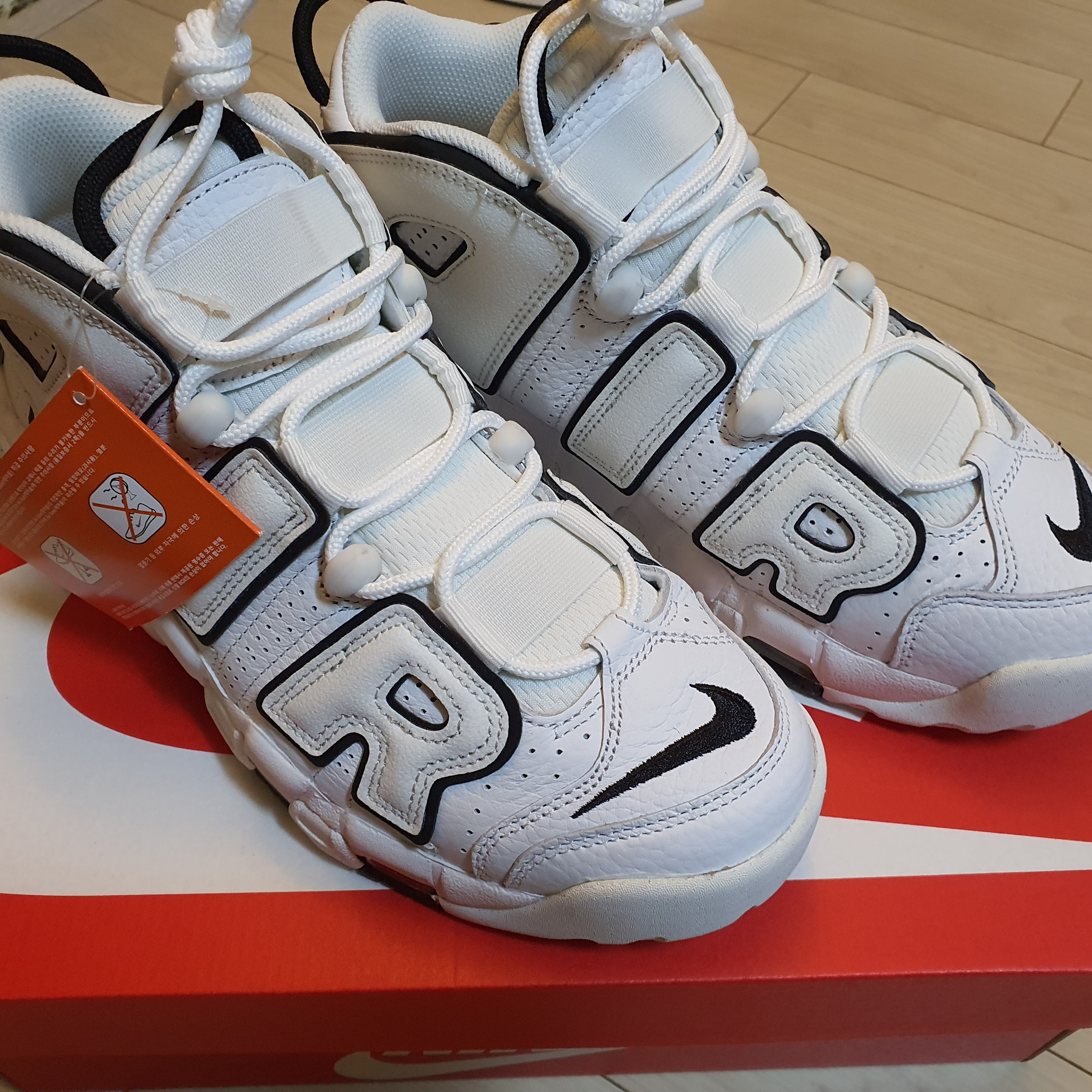 (W) Nike Air More Uptempo Summit White 착용 스타일 - 4