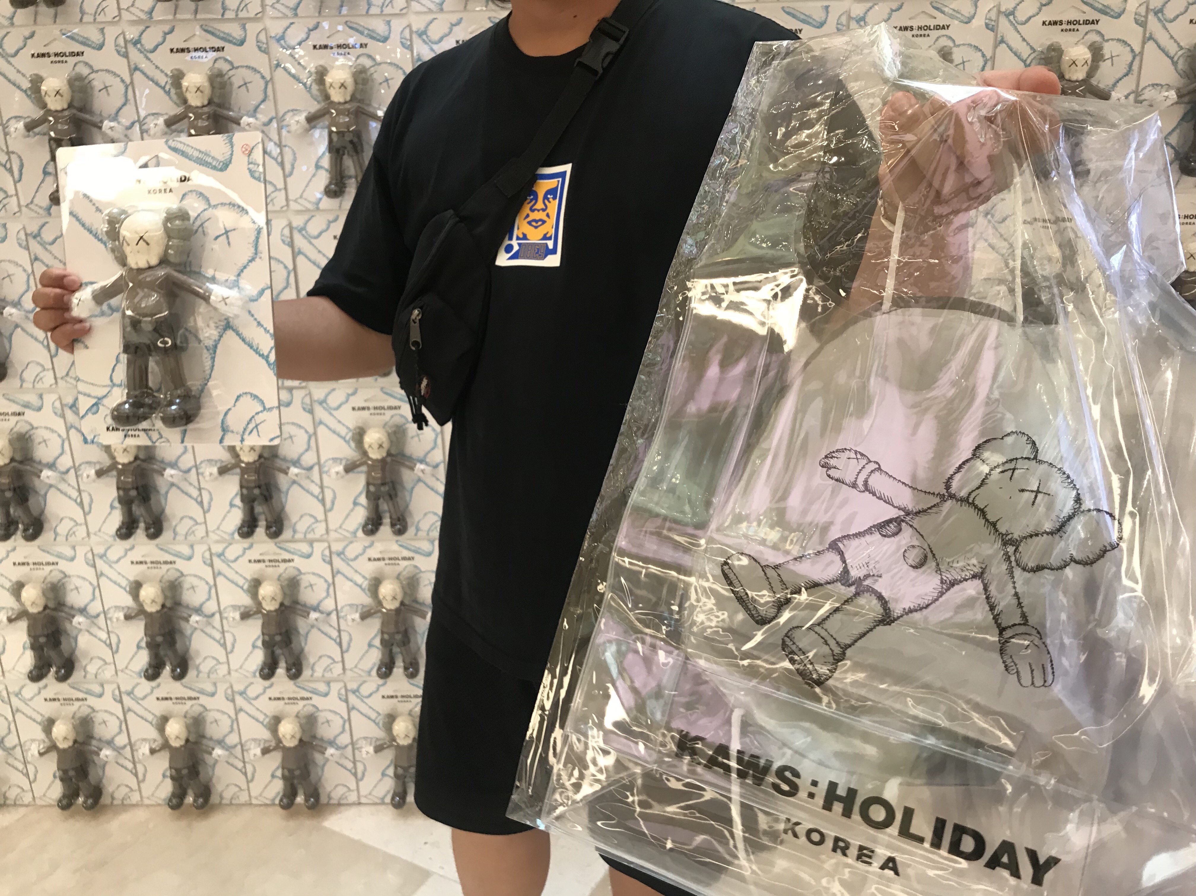 Kaws Holiday Korea Companion Bath Toy 착용 스타일
