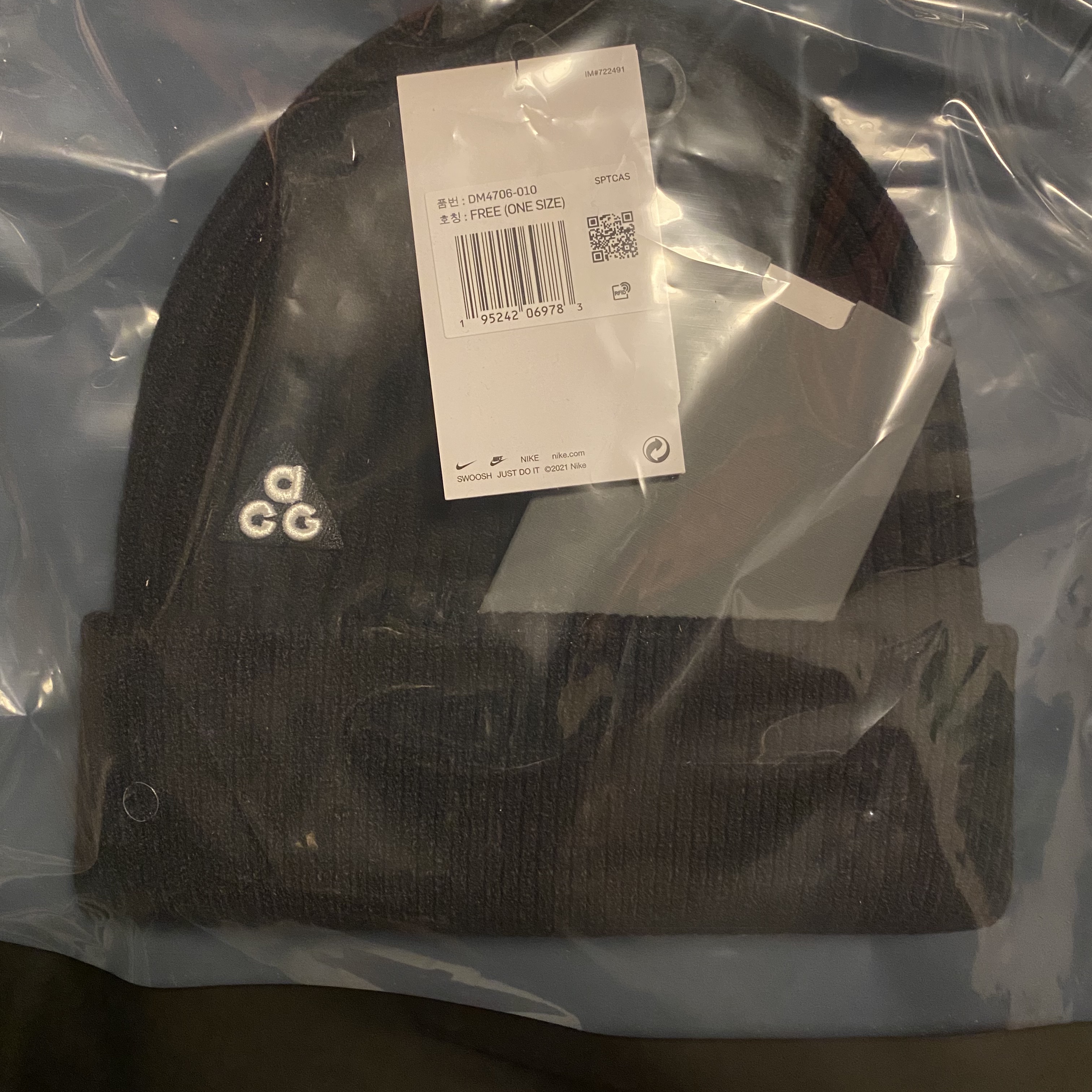 Nike NRG ACG Cuffed Beanie Black 착용 스타일