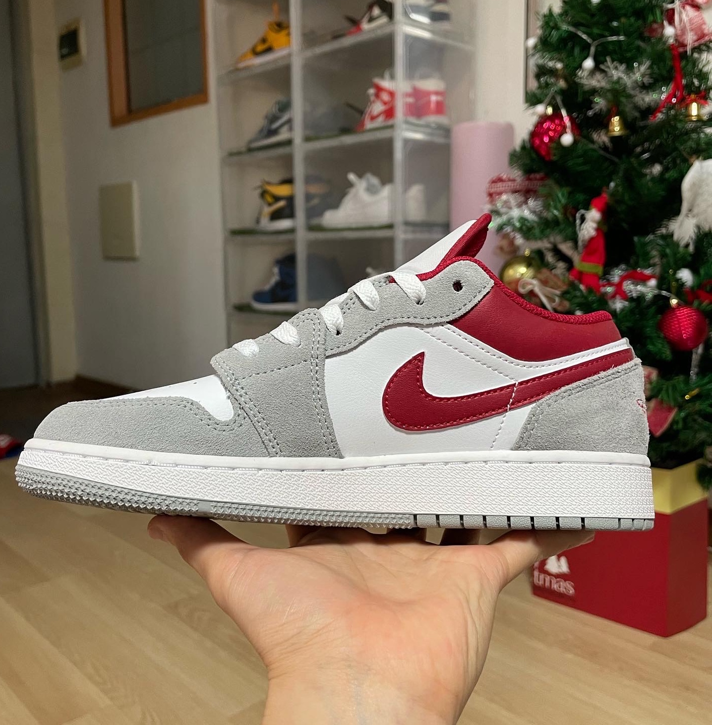 (GS) Jordan 1 Low SE Light Smoke Grey Gym Red 착용 스타일 - 1