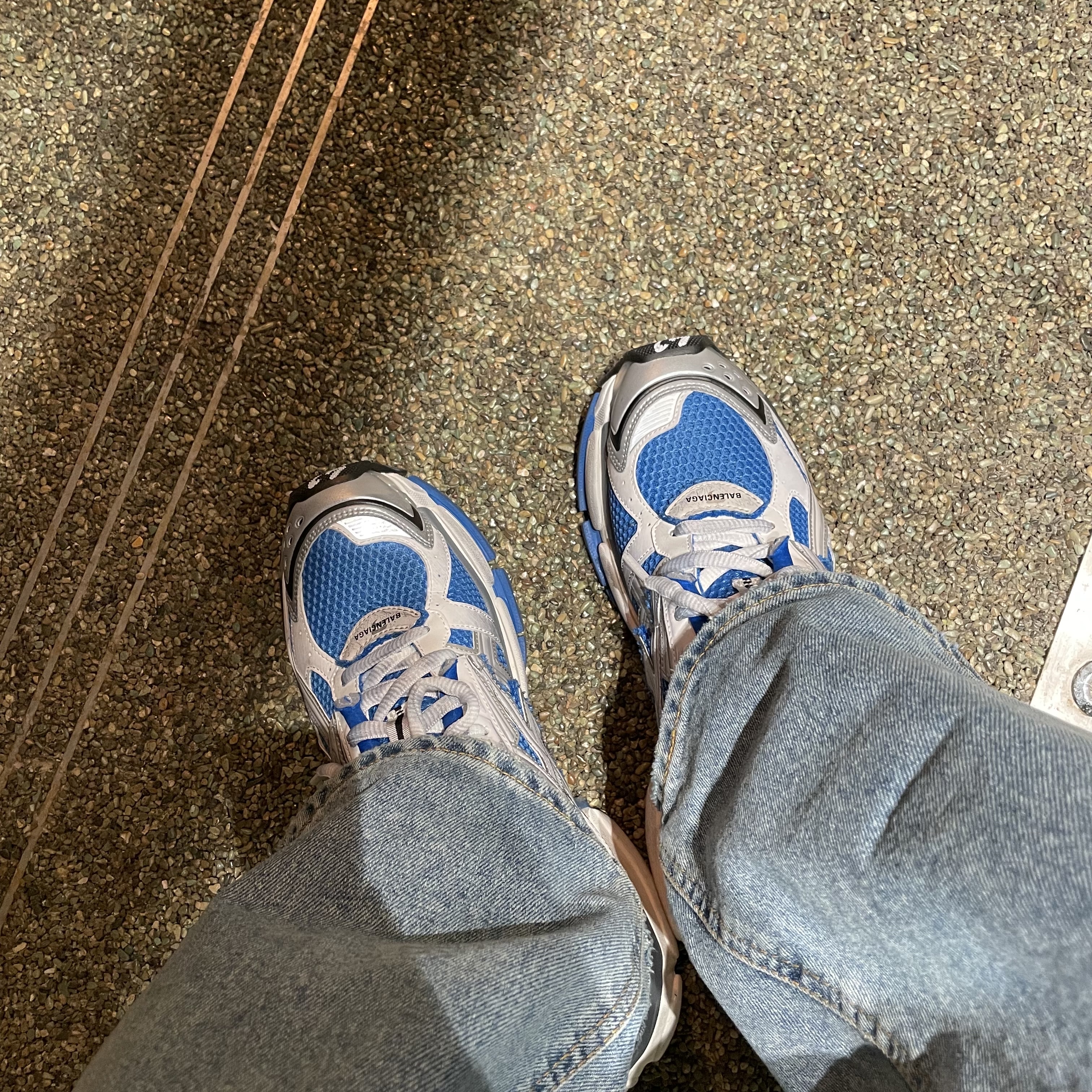 Balenciaga Runner Sneakers Blue White 착용 스타일