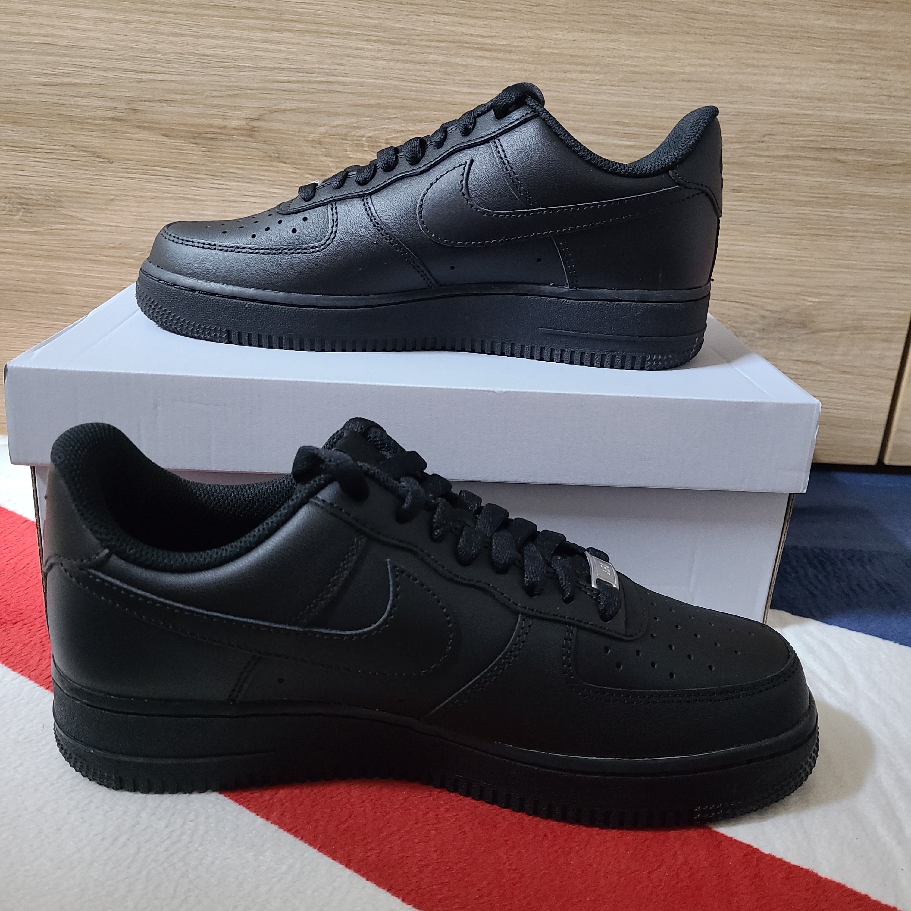 Nike Air Force 1 '07 Low Triple Black, Nike Air Force 1 '07 Low White 착용 스타일 - 2
