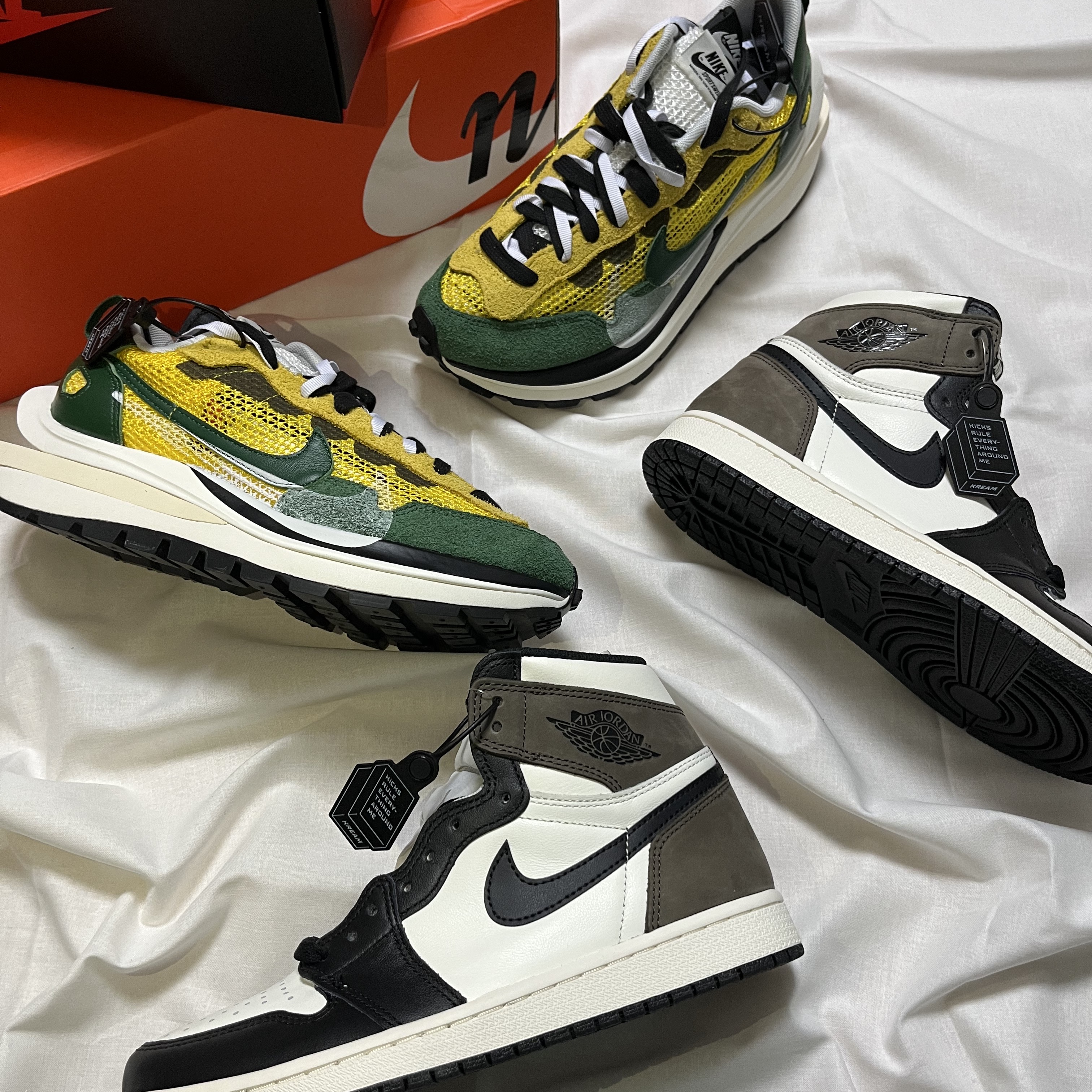 Nike x Sacai VaporWaffle Tour Yellow & Gorge Green Sail, Jordan 1 Retro High OG Black Mocha 착용 스타일