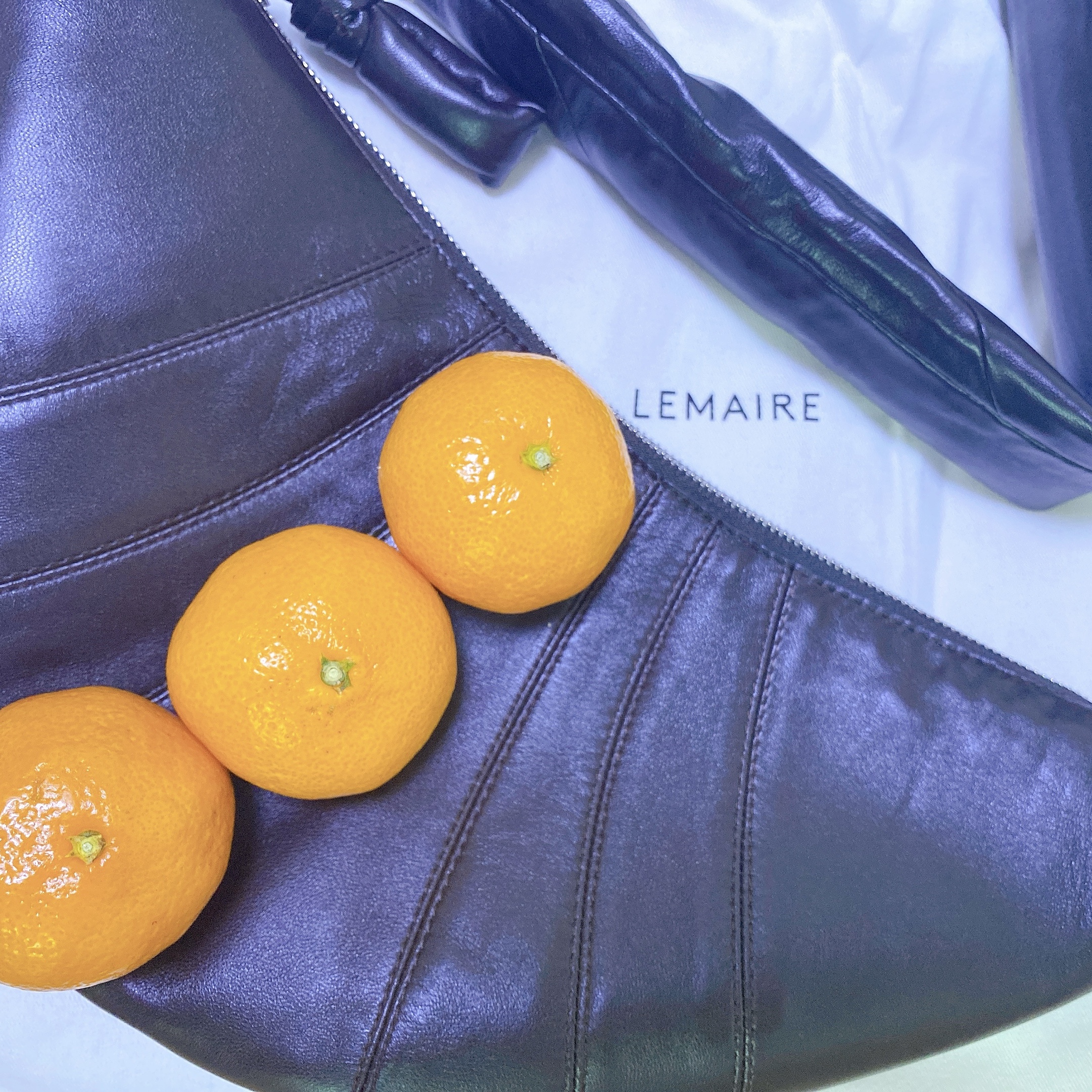 Lemaire Small Croissant Bag Soft Nappa Leather Dark Chocolate 착용 스타일 - 2