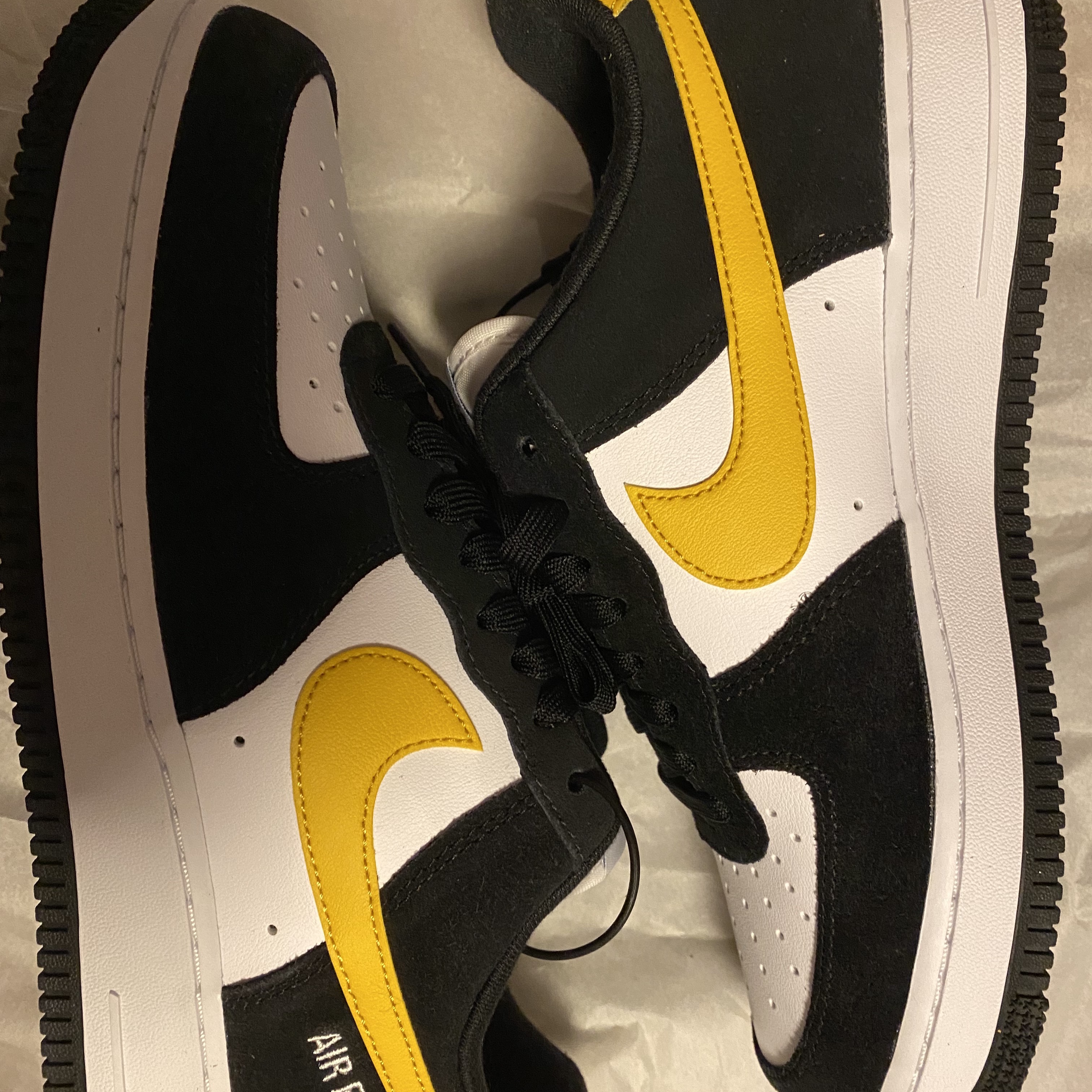 Nike Air Force 1 '07 LV8 Athletic Club Black Dark Sulfur 착용 스타일