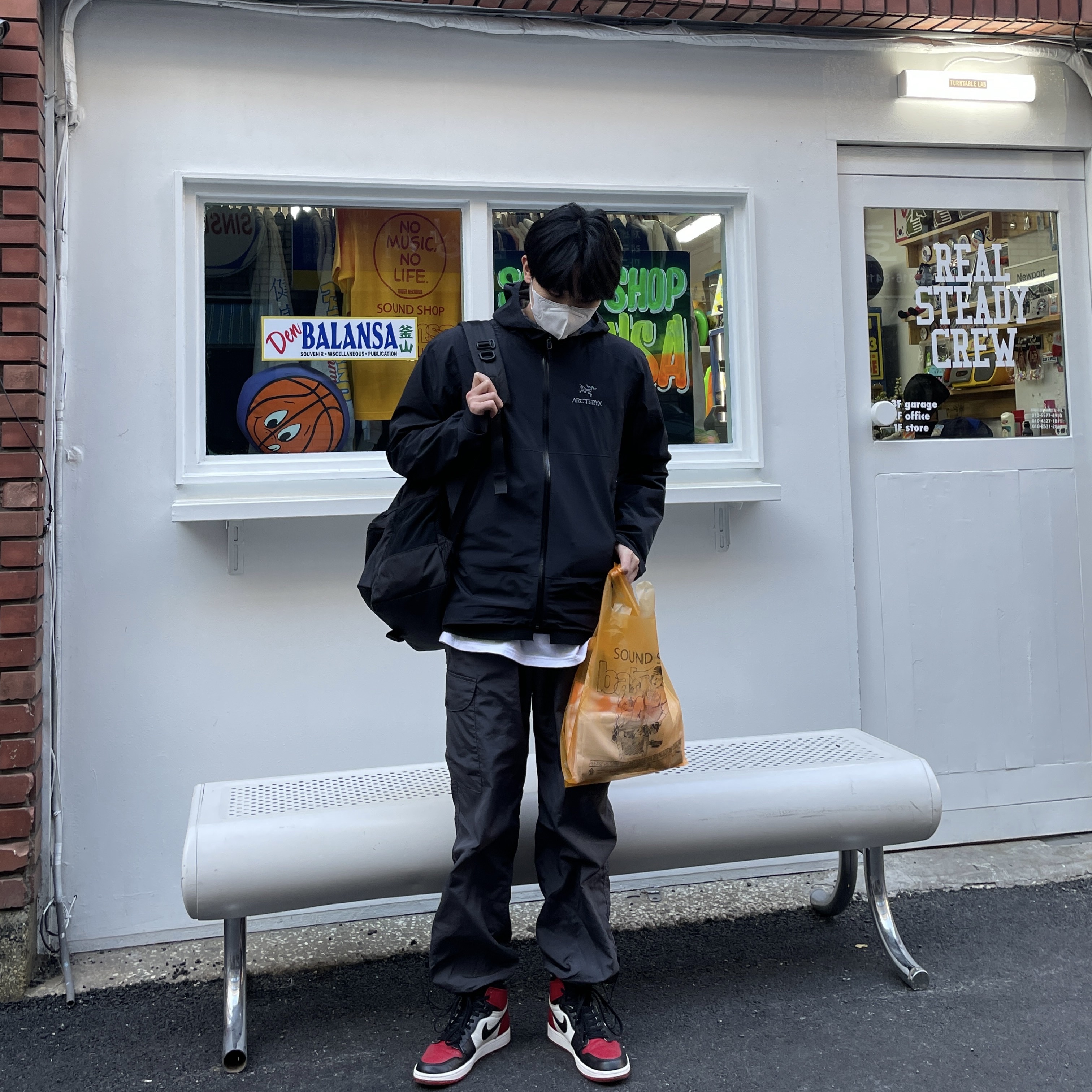 Arc'teryx Zeta SL Jacket Black, Jordan 1 Retro High OG Bred Toe 착용 스타일