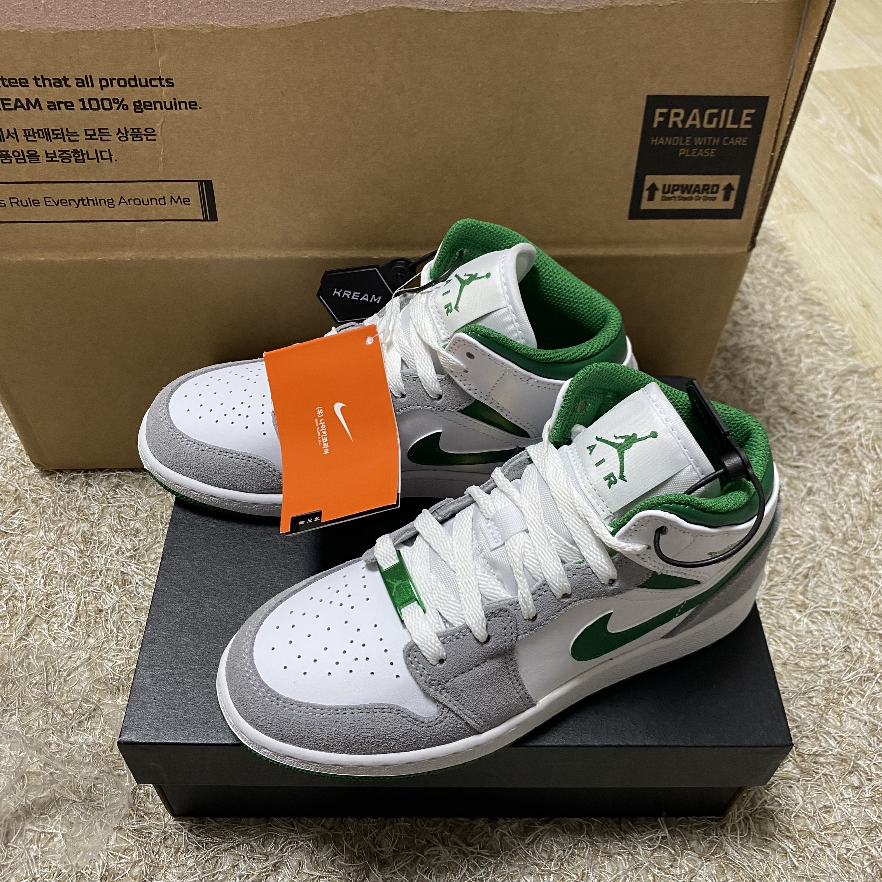 (GS) Jordan 1 Mid SE Pine Green Light Smoke Grey 착용 스타일 - 2