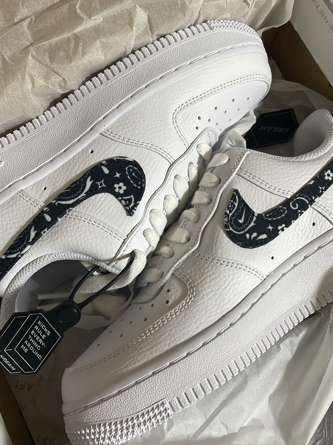 (W) Nike Air Force 1 '07 Essential Paisley Swoosh White Black 착용 스타일