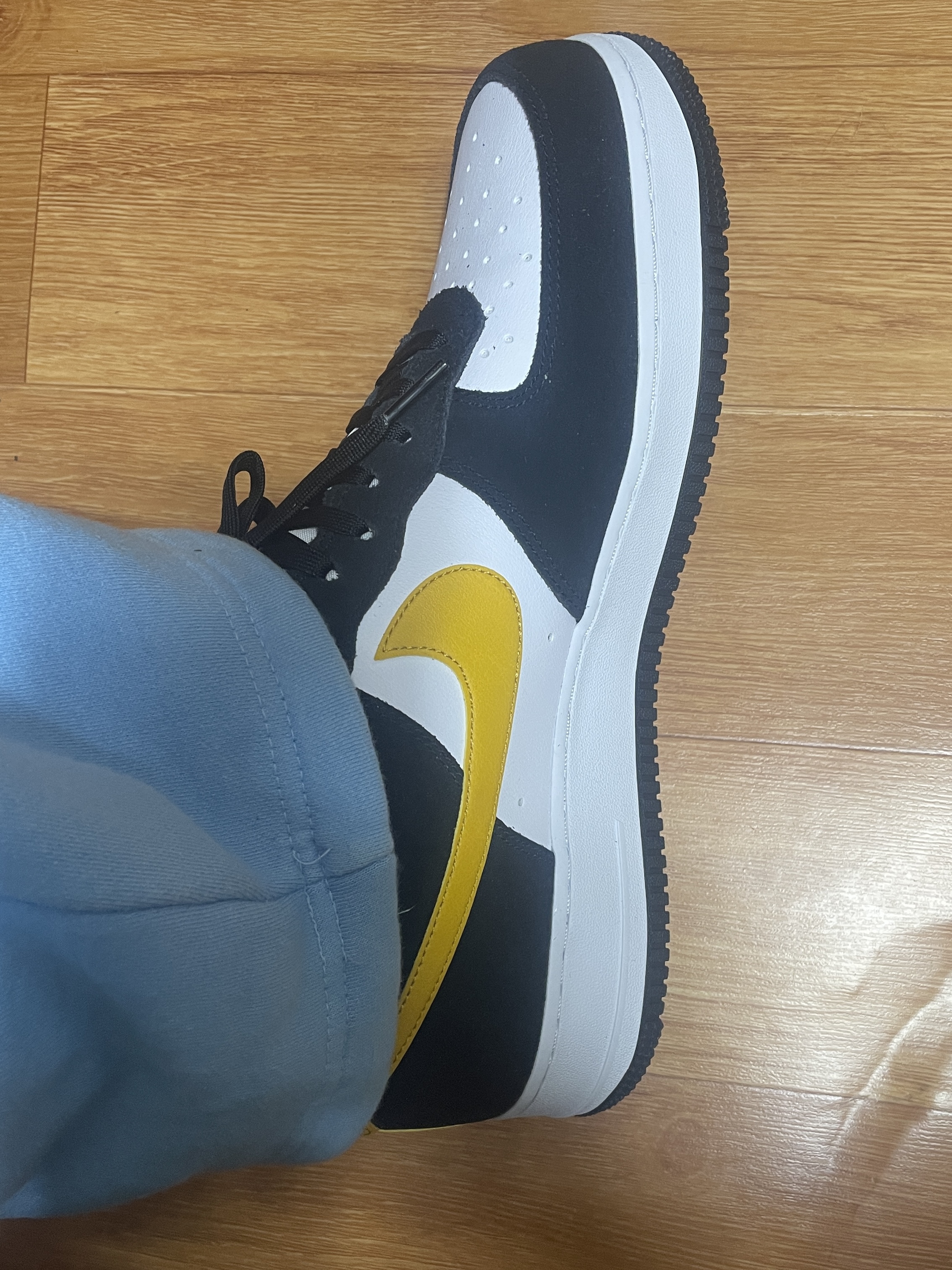 Nike Air Force 1 '07 LV8 Athletic Club Black Dark Sulfur 착용 스타일