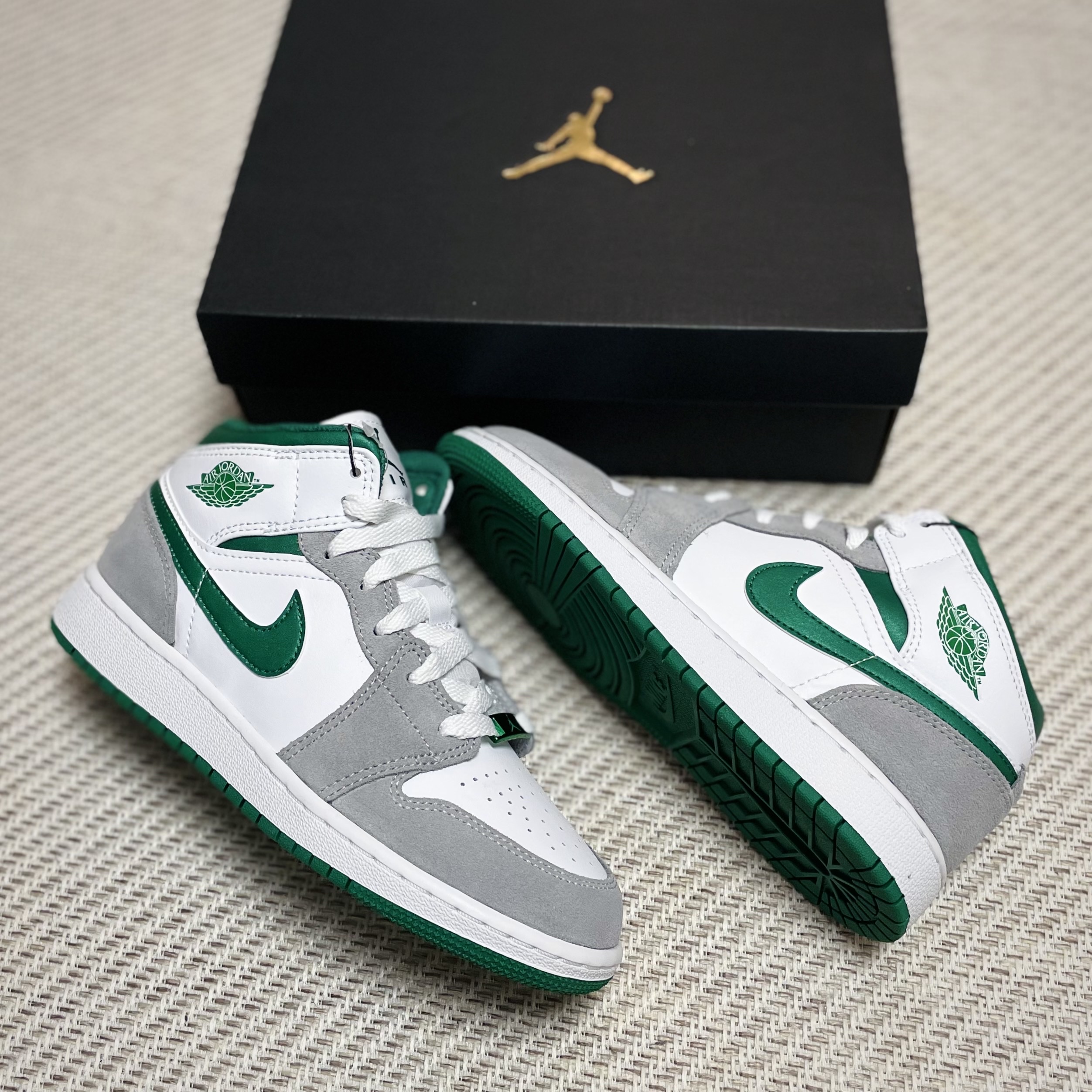 Jordan 1 Mid SE Pine Green Light Smoke Grey, (GS) Jordan 1 Mid SE Pine Green Light Smoke Grey 착용 스타일