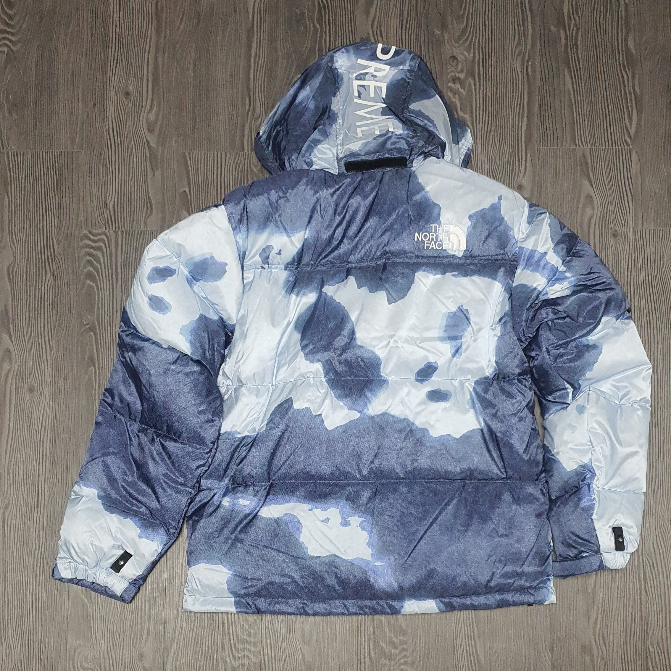 Supreme x The North Face Bleached Denim Print Nuptse Jacket Indigo - 21FW 착용 스타일 - 2