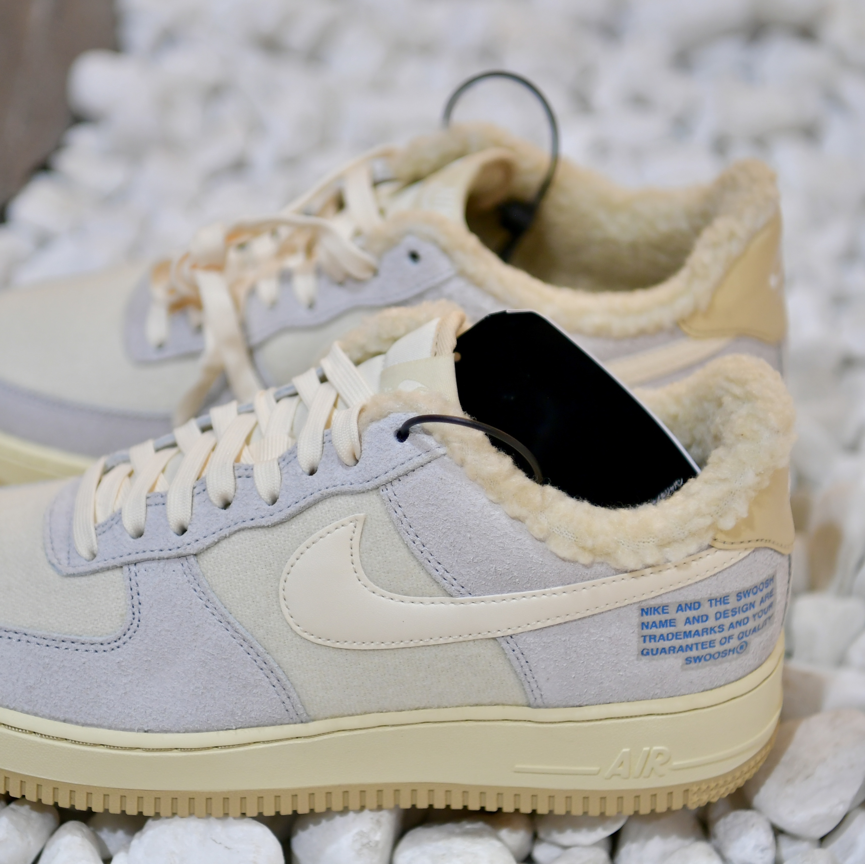 (W) Nike Air Force 1 '07 LV8 Photon Dust Cashmere 착용 스타일 - 4