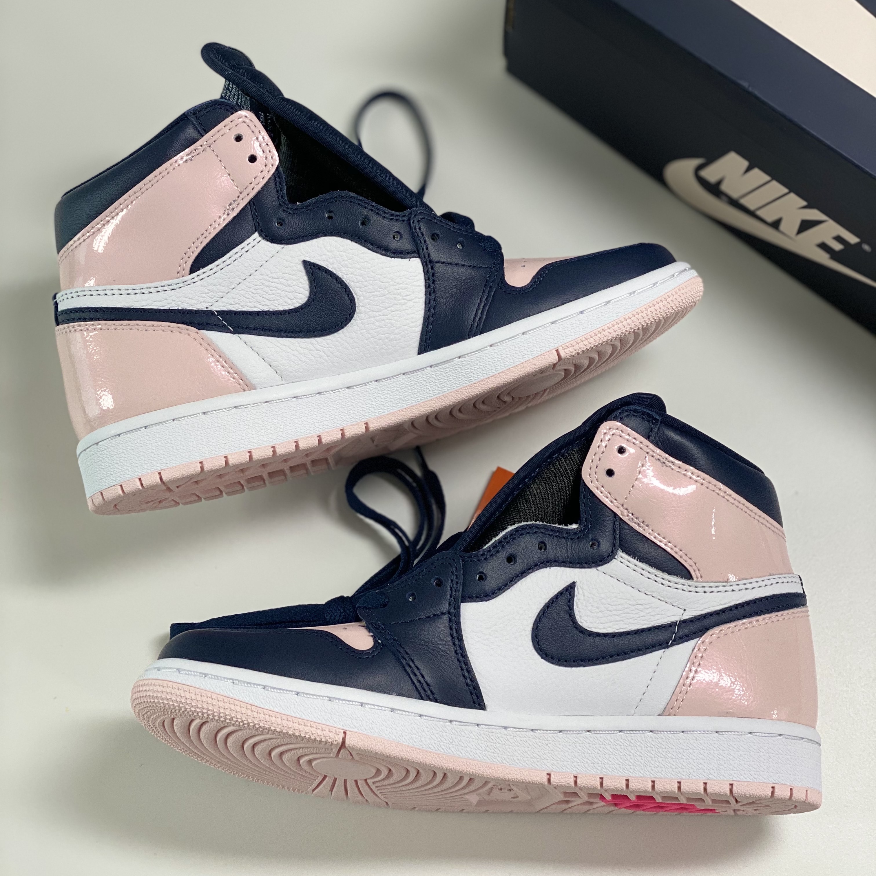 (W) Jordan 1 Retro High OG Atmosphere 착용 스타일 - 1