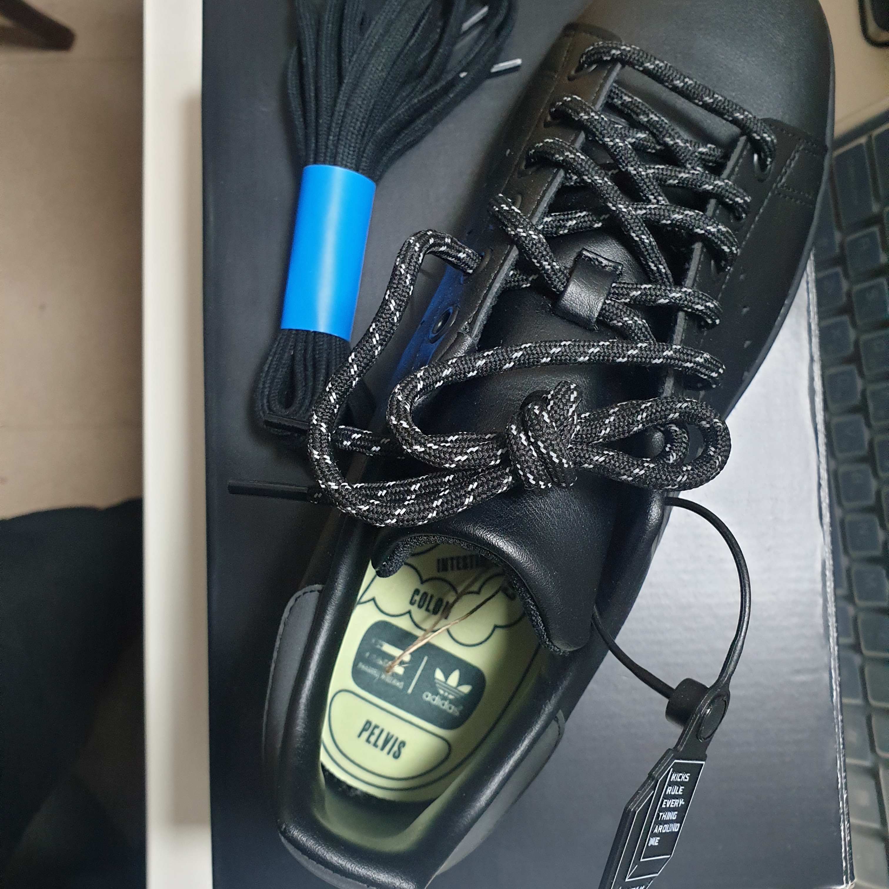 Adidas x Pharrell Williams Stan Smith Black Future 착용 스타일 - 1