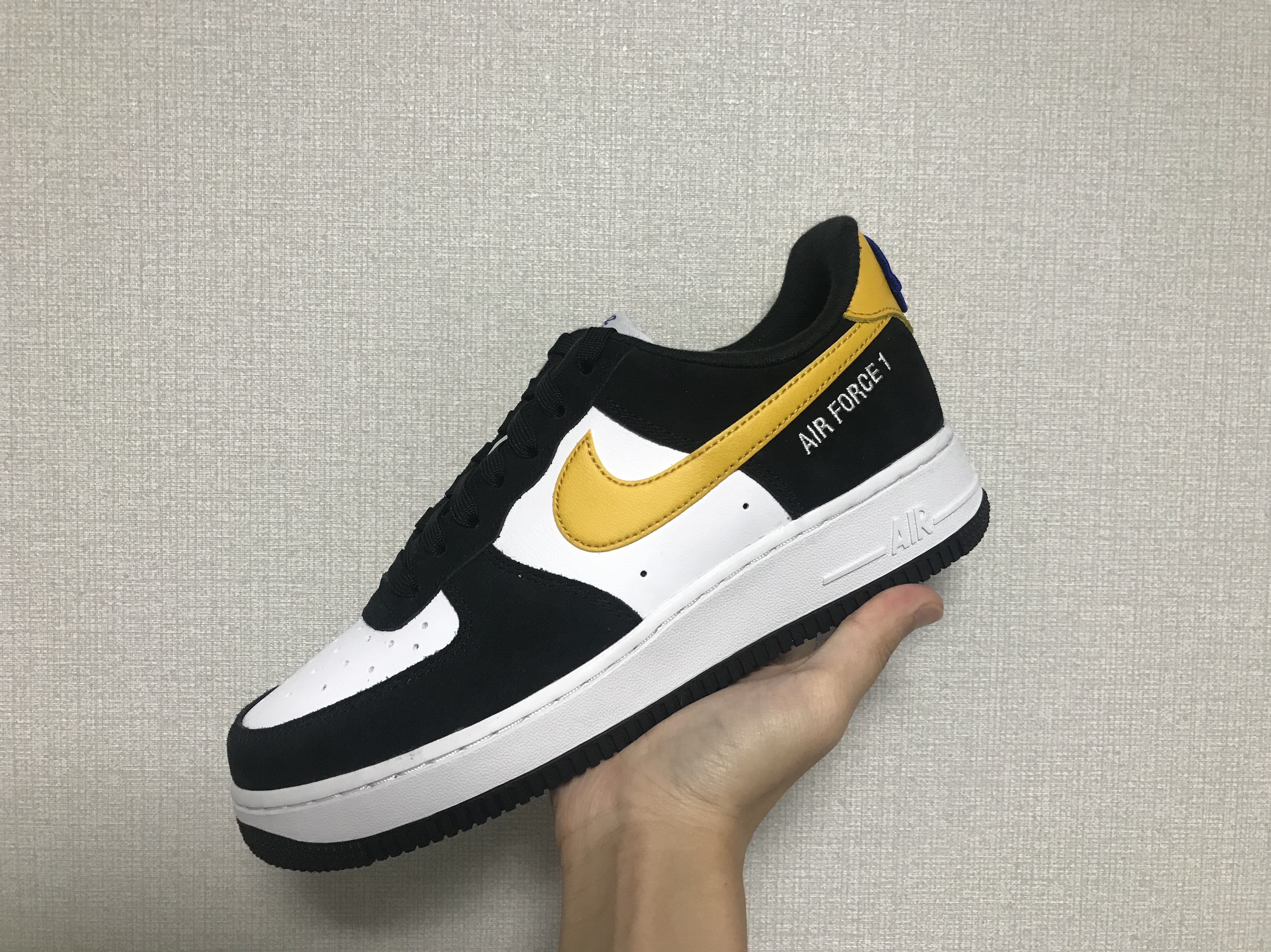 Nike Air Force 1 '07 LV8 Athletic Club Black Dark Sulfur 착용 스타일