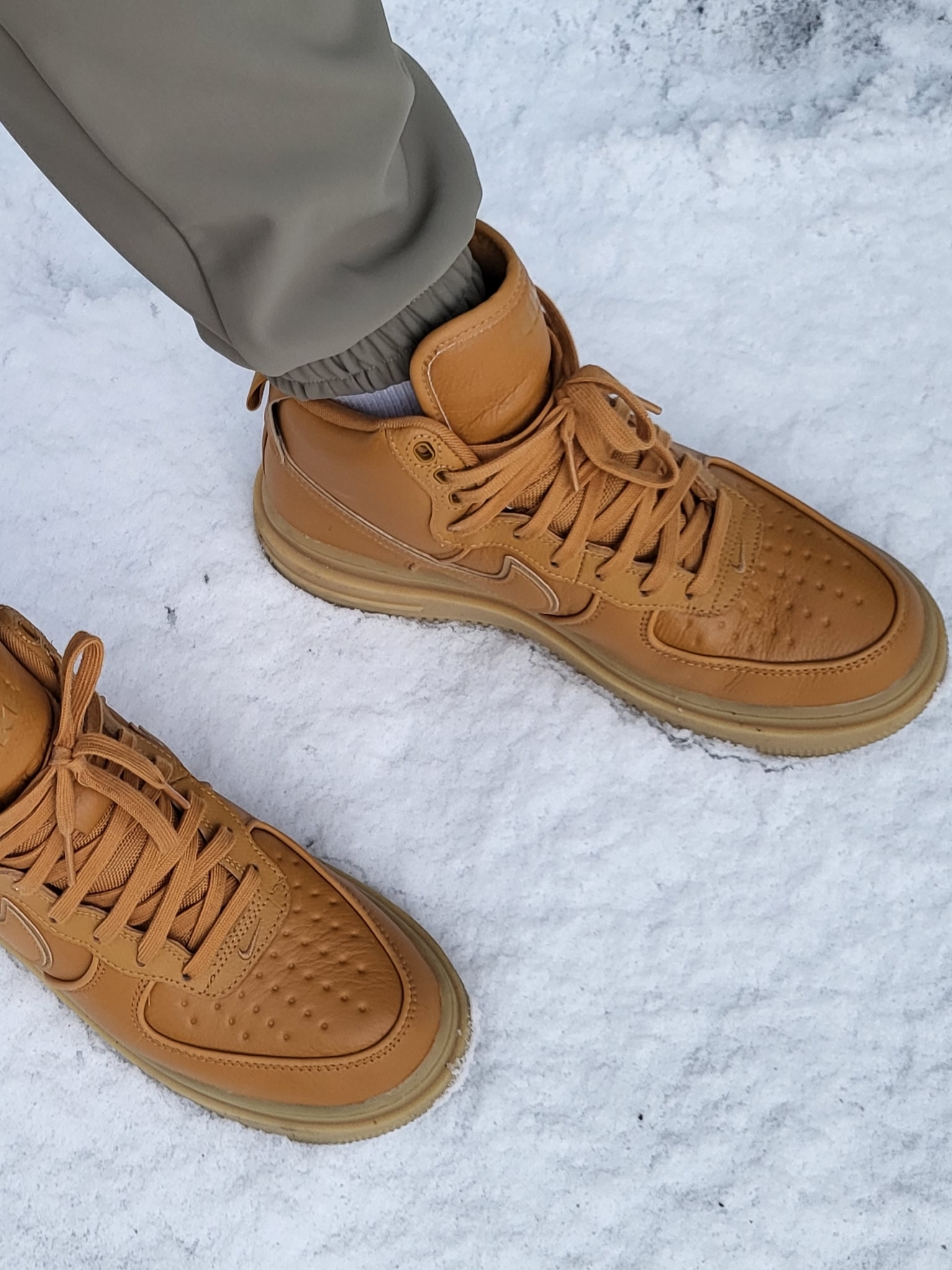 Nike Air Force 1 High Gore-Tex Boot Wheat 착용 스타일 - 2