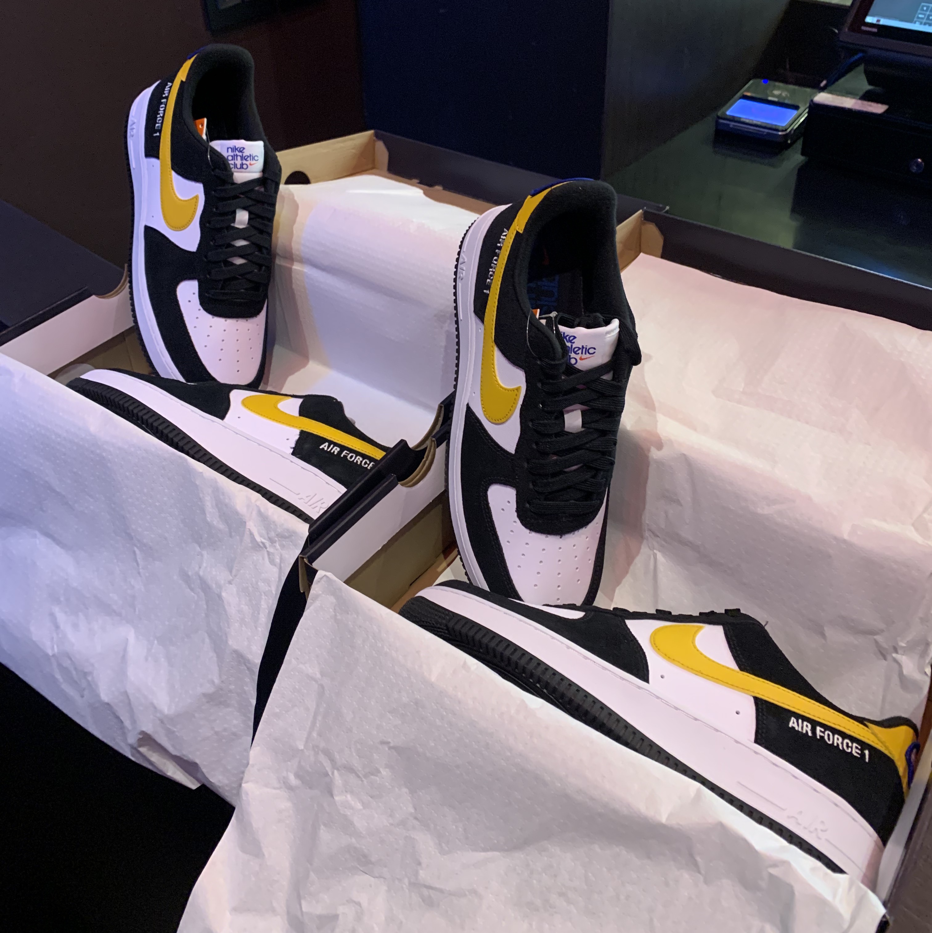 Nike Air Force 1 '07 LV8 Athletic Club Black Dark Sulfur 착용 스타일 - 1