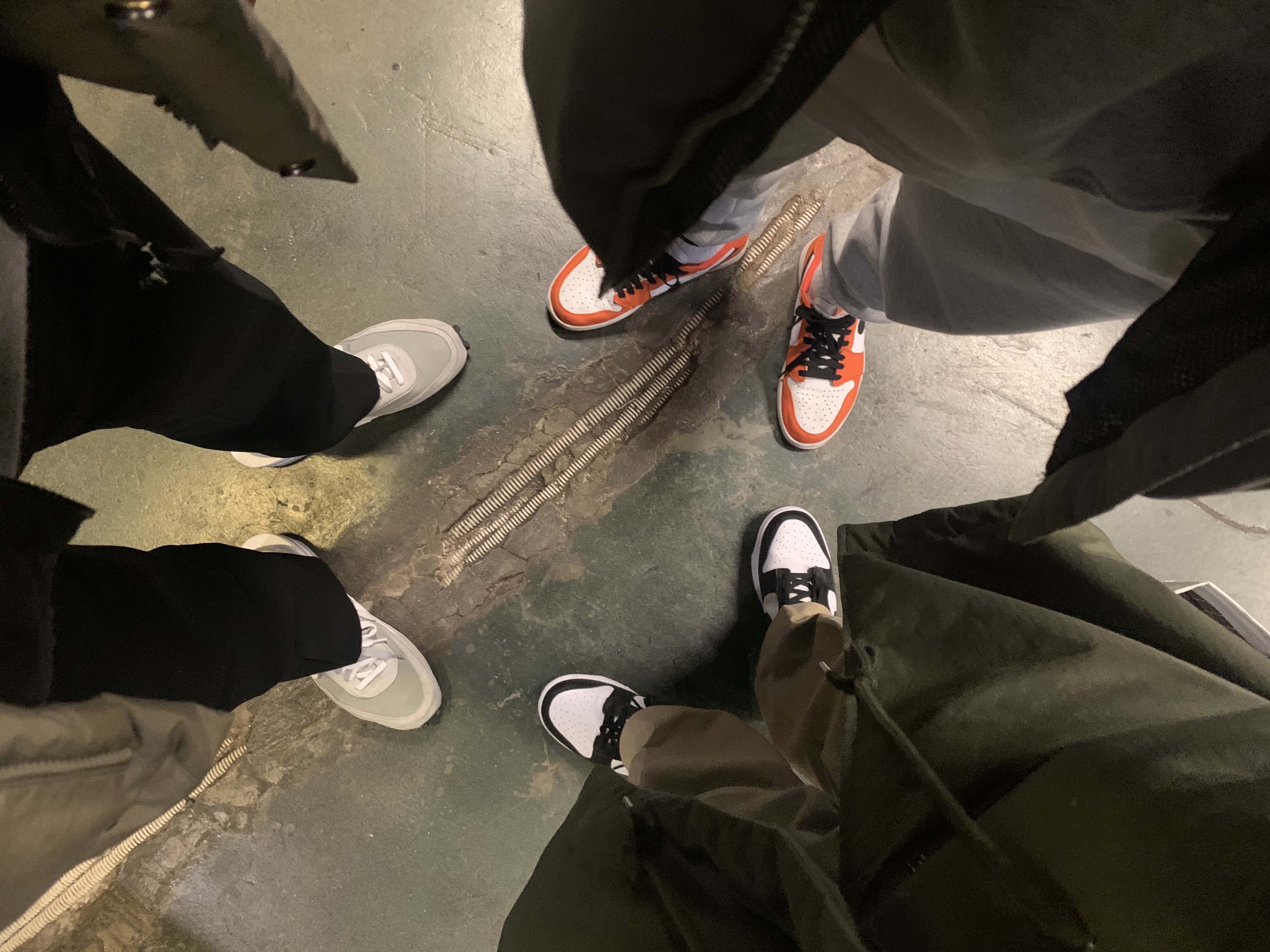 Nike x Sacai x Fragment LDWaffle Light Smoke Grey, Jordan 1 Low OG Starfish 착용 스타일 - 1