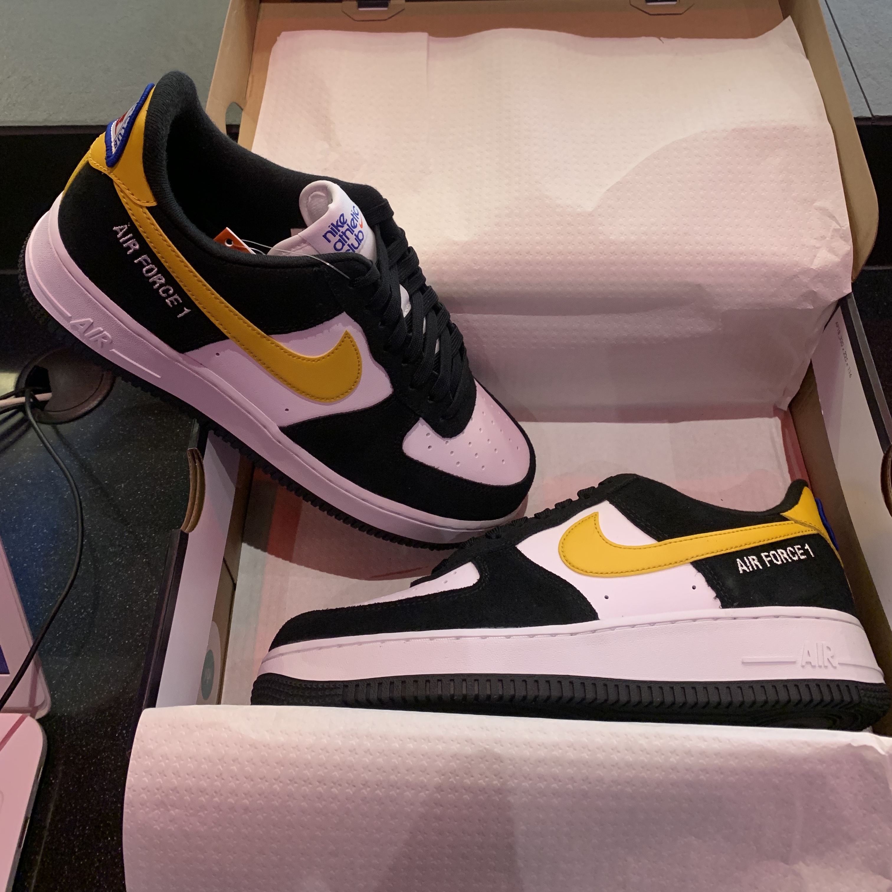 Nike Air Force 1 '07 LV8 Athletic Club Black Dark Sulfur 착용 스타일