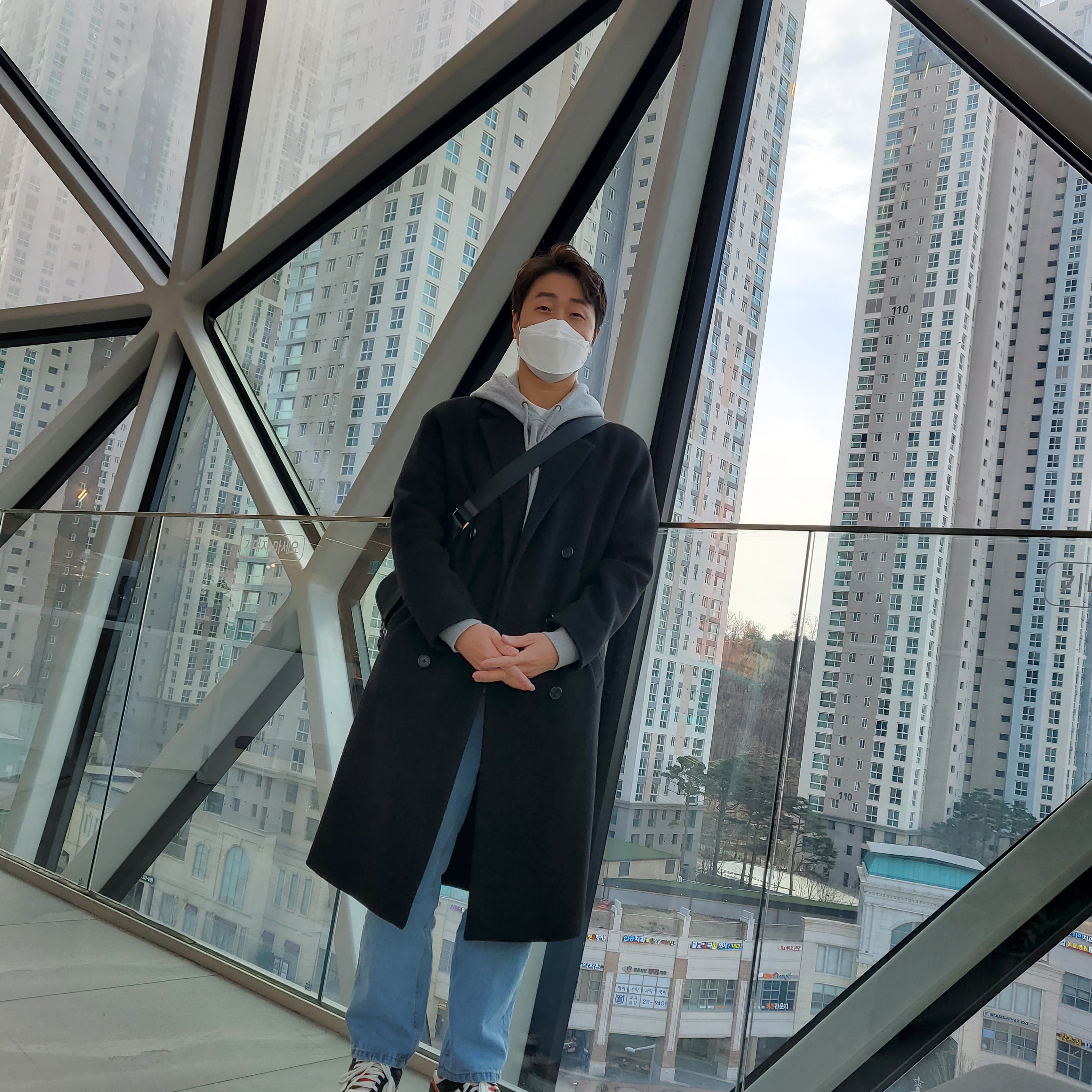 AMI de Coeur Hoodie Heather Grey - 21FW, Prada Re-Nylon and Saffiano Leather Shoulder Bag Black 착용 스타일 - 1
