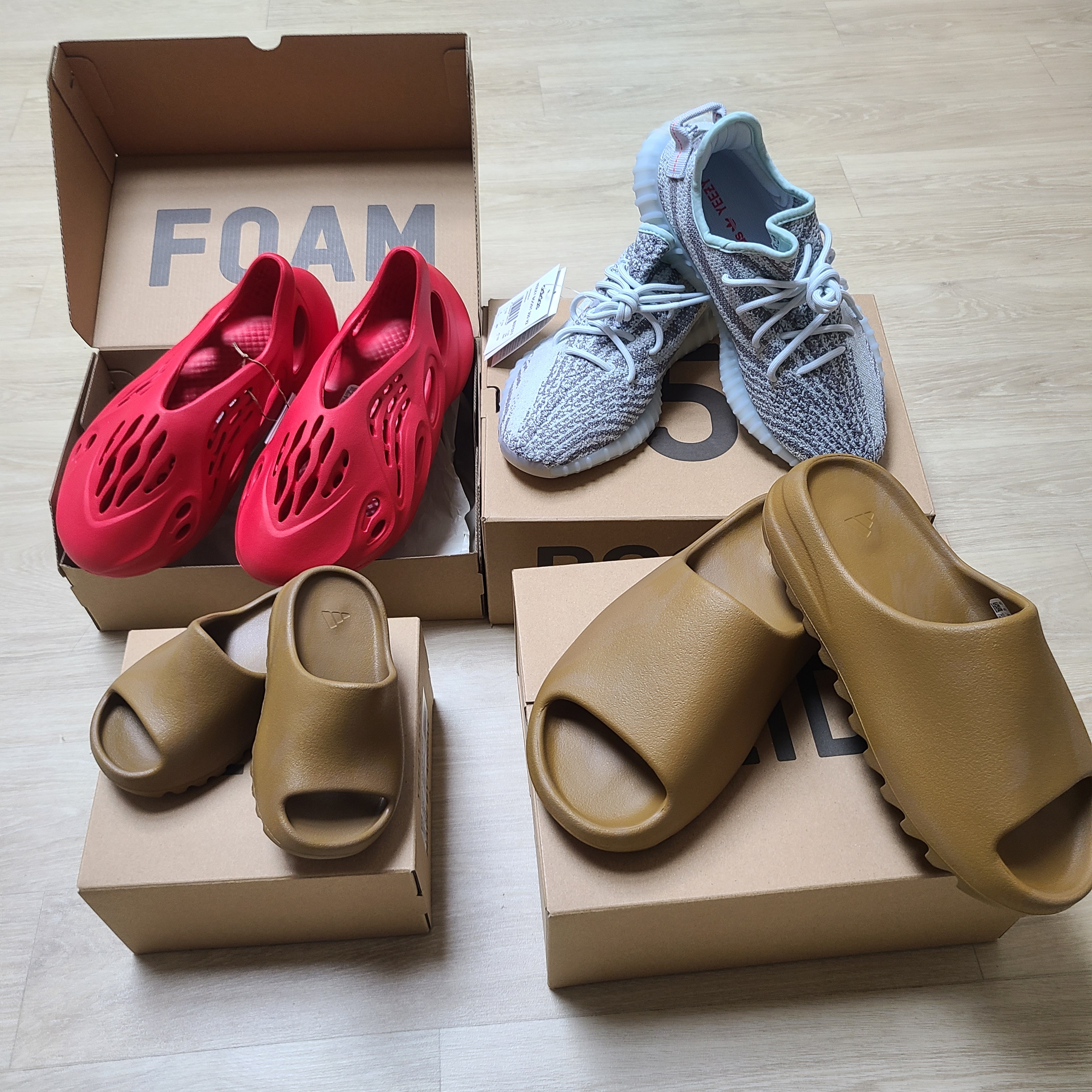 Adidas Yeezy Foam RNNR Vermilion, Adidas Yeezy Boost 350 V2 Blue Tint 2017 착용 스타일