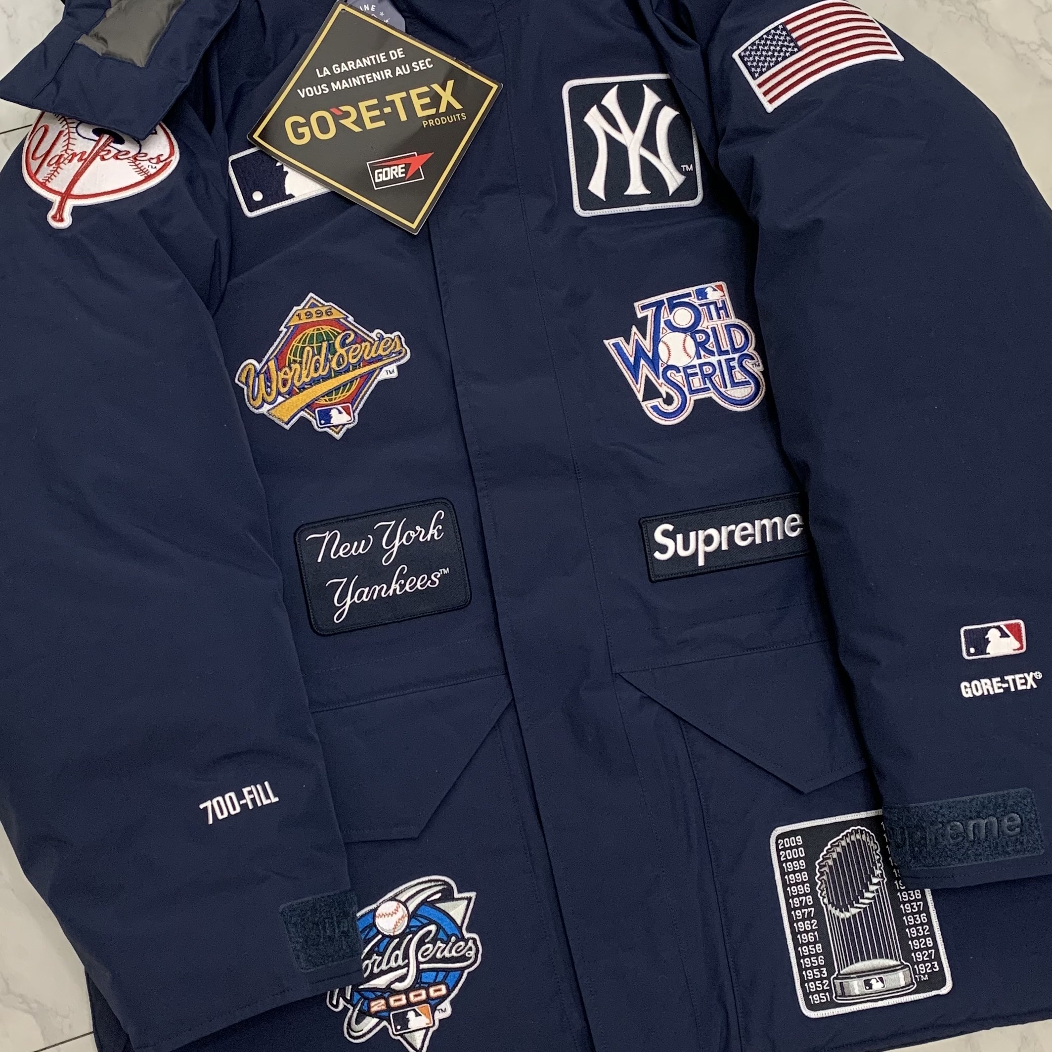 Supreme x New York Yankees Gore-Tex 700-Fill Down Jacket Navy - 21FW 착용 스타일 - 2