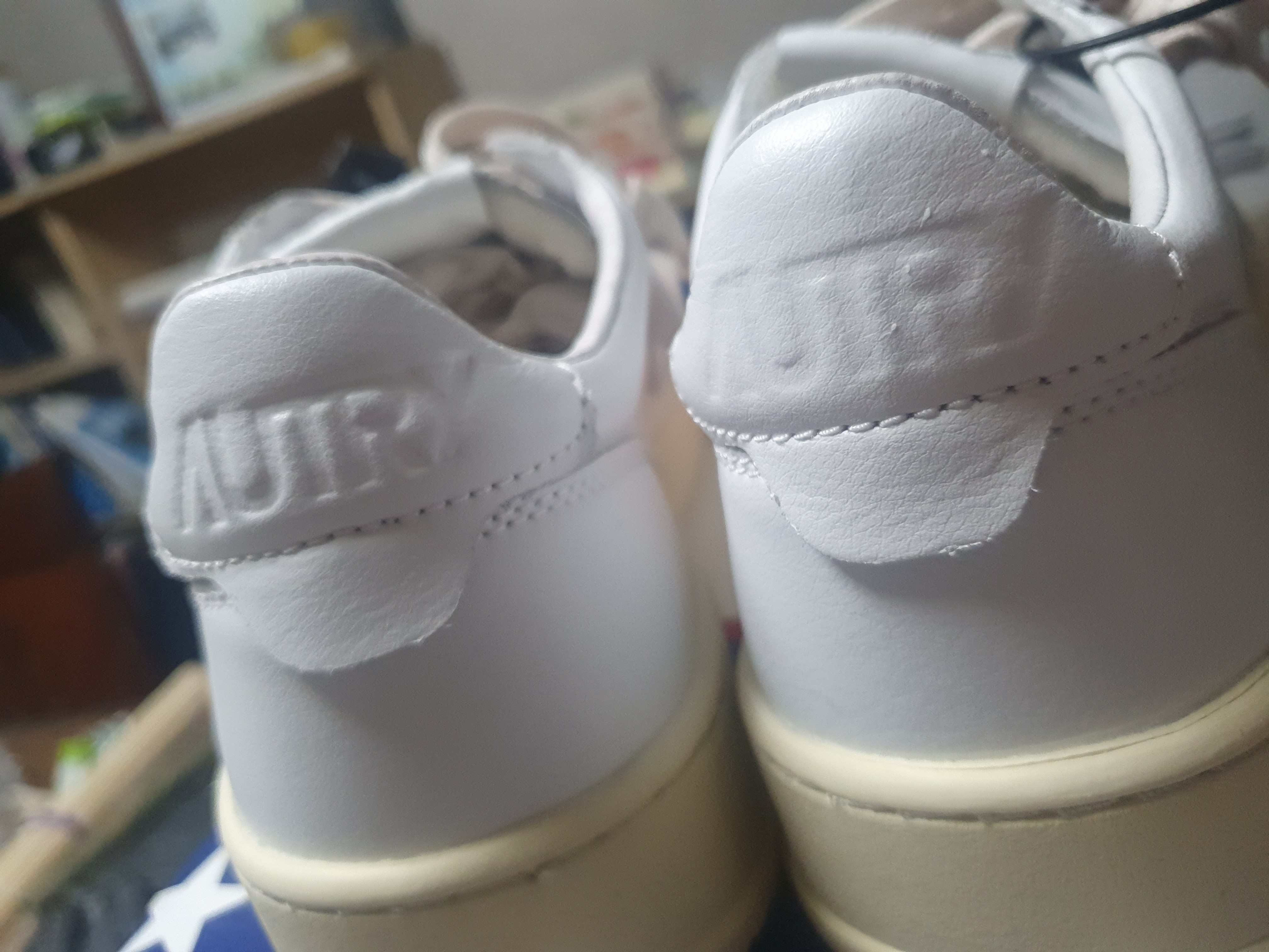 Autry Medalist Low Leather Sneakers White 착용 스타일 - 2