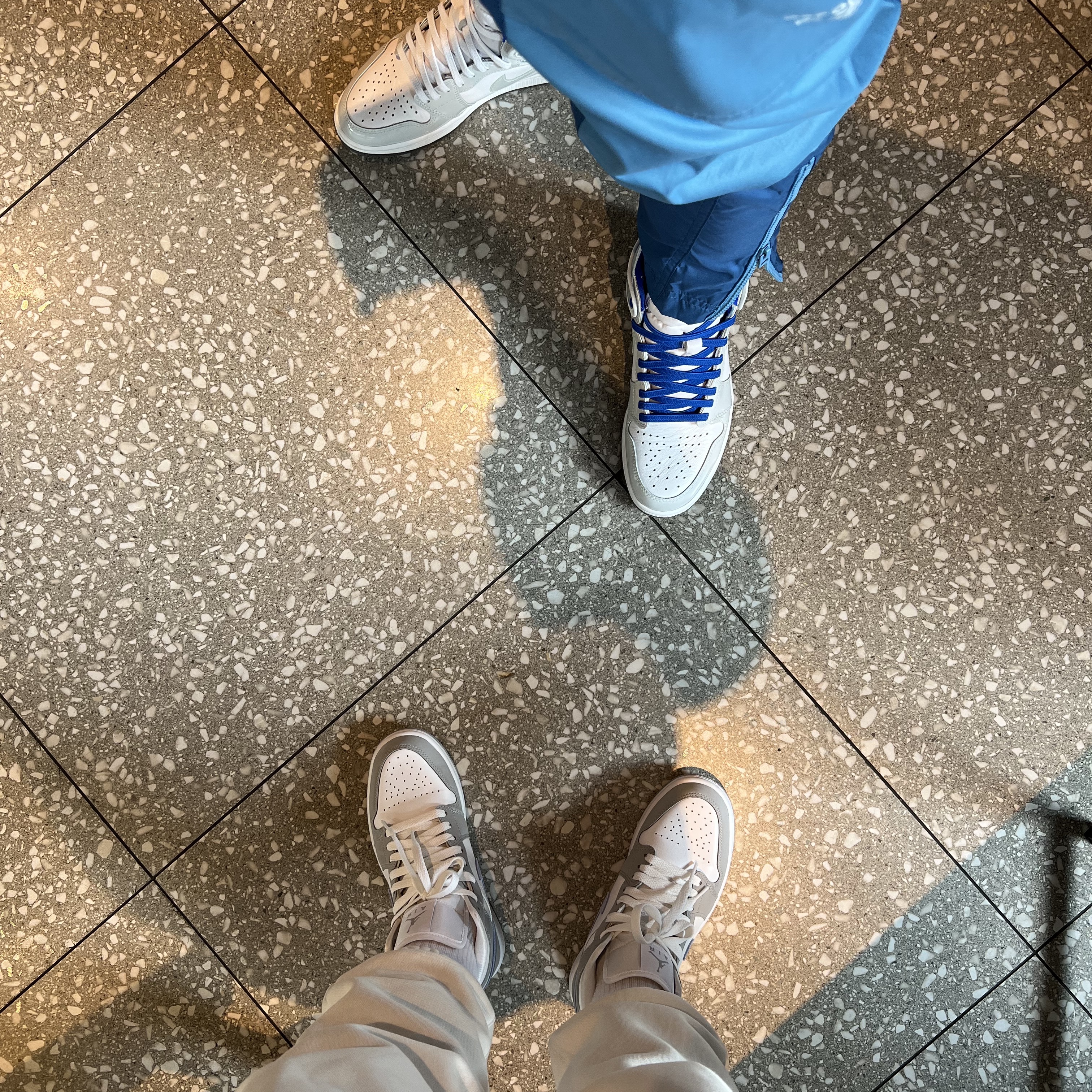(W) Jordan 1 Mid Wolf Grey, Jordan 1 Retro High Zoom White Racer Blue 착용 스타일