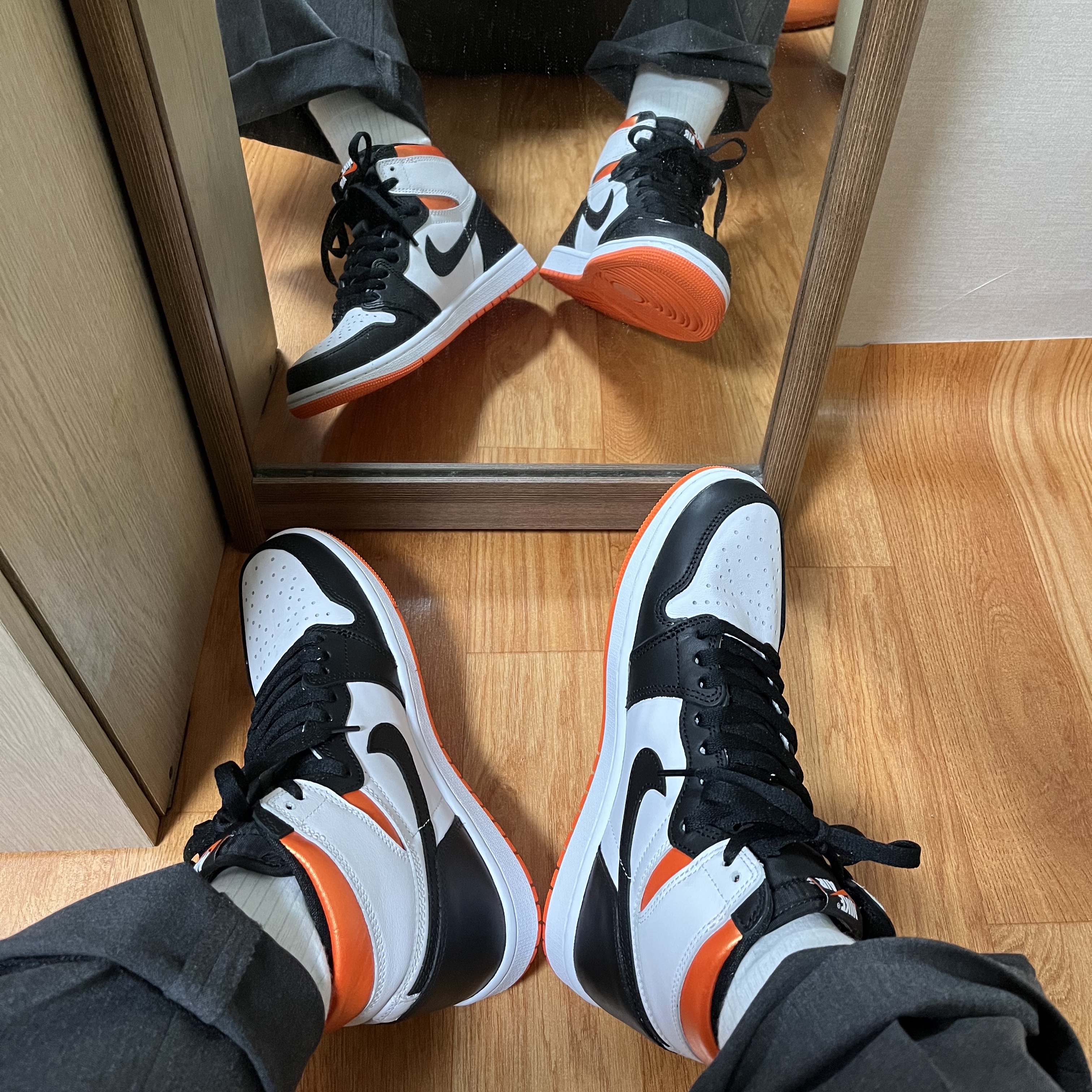 Jordan 1 Retro High OG Electro Orange 착용 스타일
