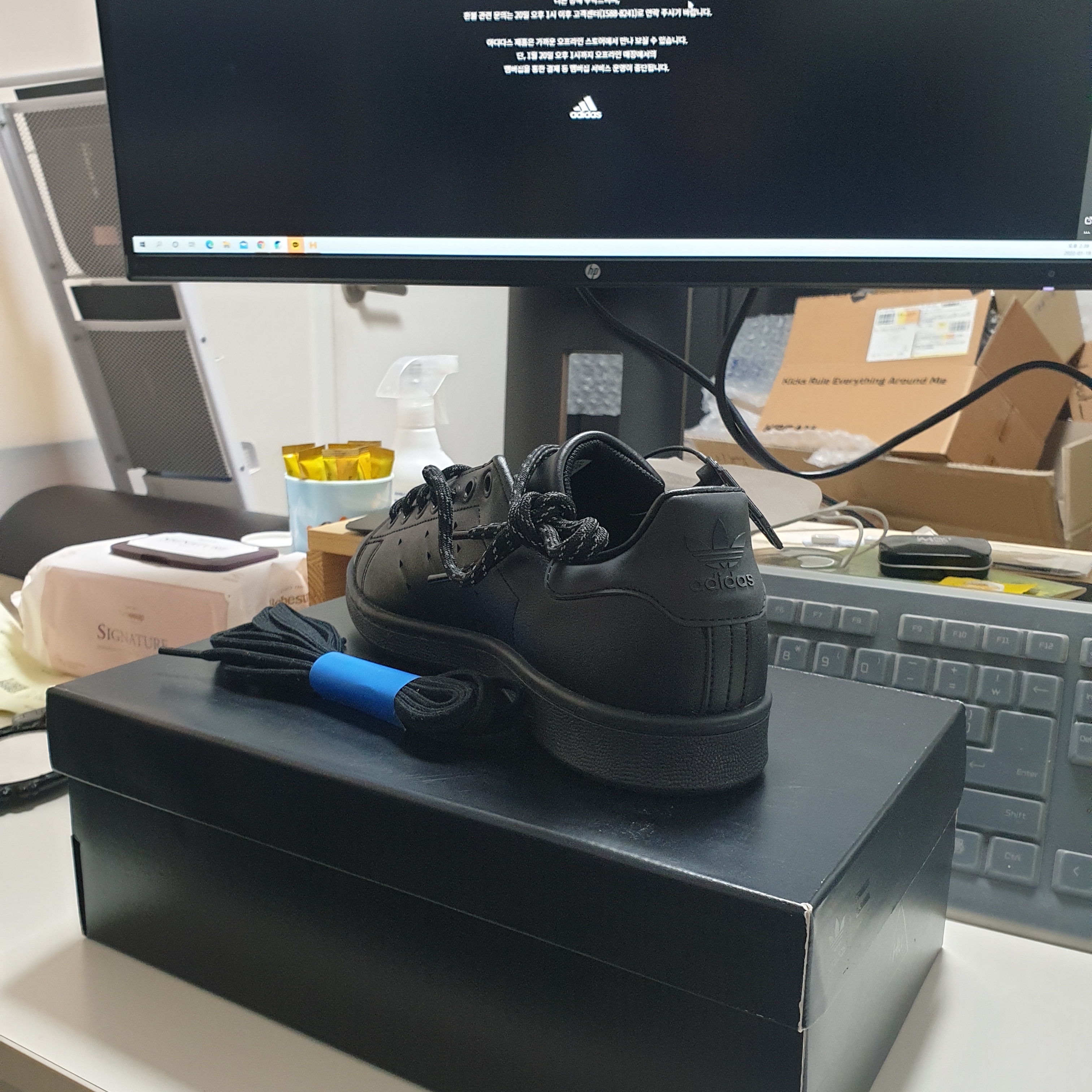 Adidas x Pharrell Williams Stan Smith Black Future 착용 스타일 - 4