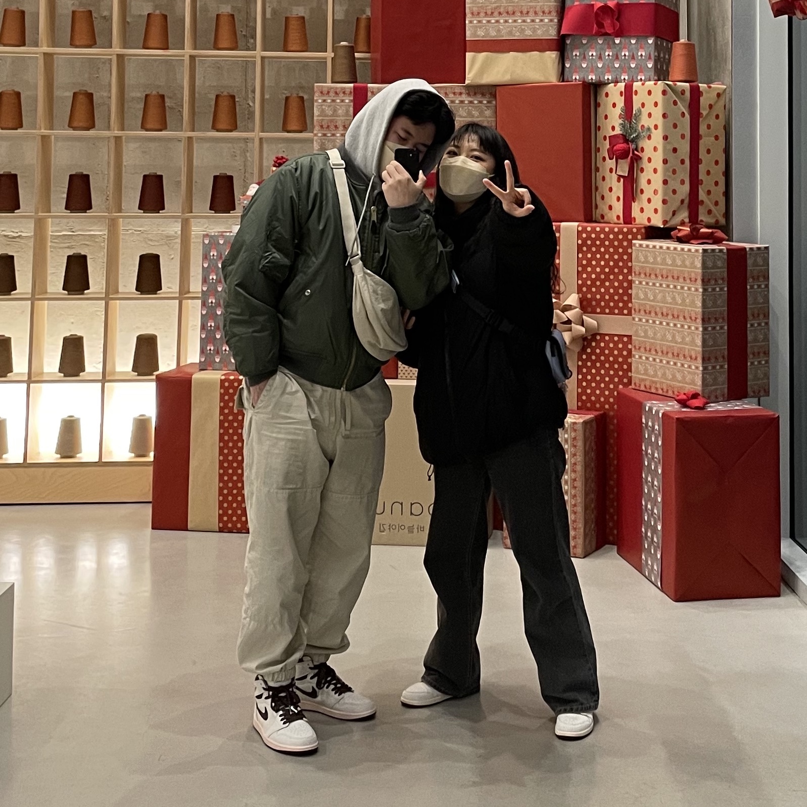 Jordan 1 x A Ma Maniere Retro High OG SP Sail and Burgundy 착용 스타일
