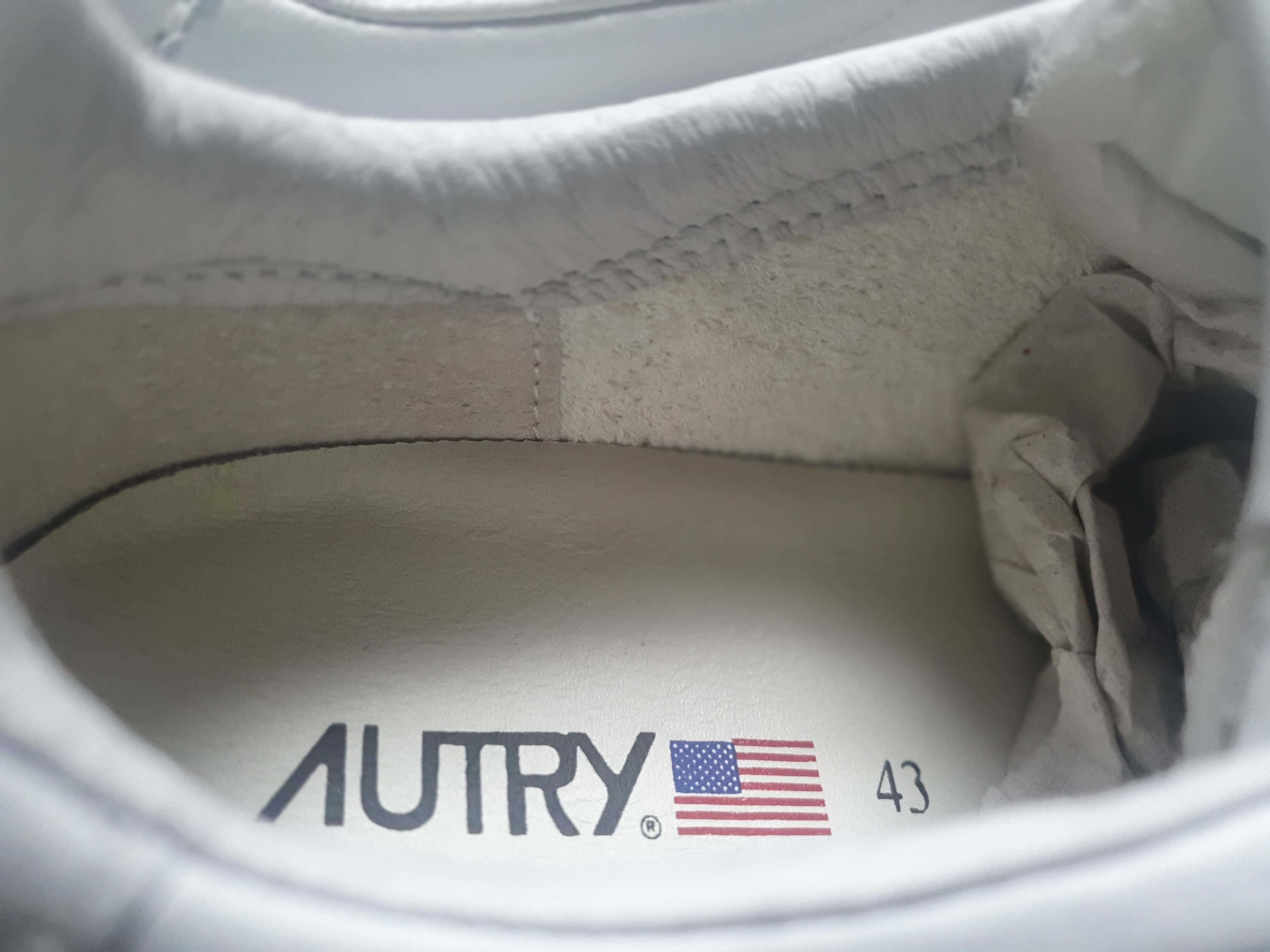Autry Medalist Low Leather Sneakers White 착용 스타일 - 4
