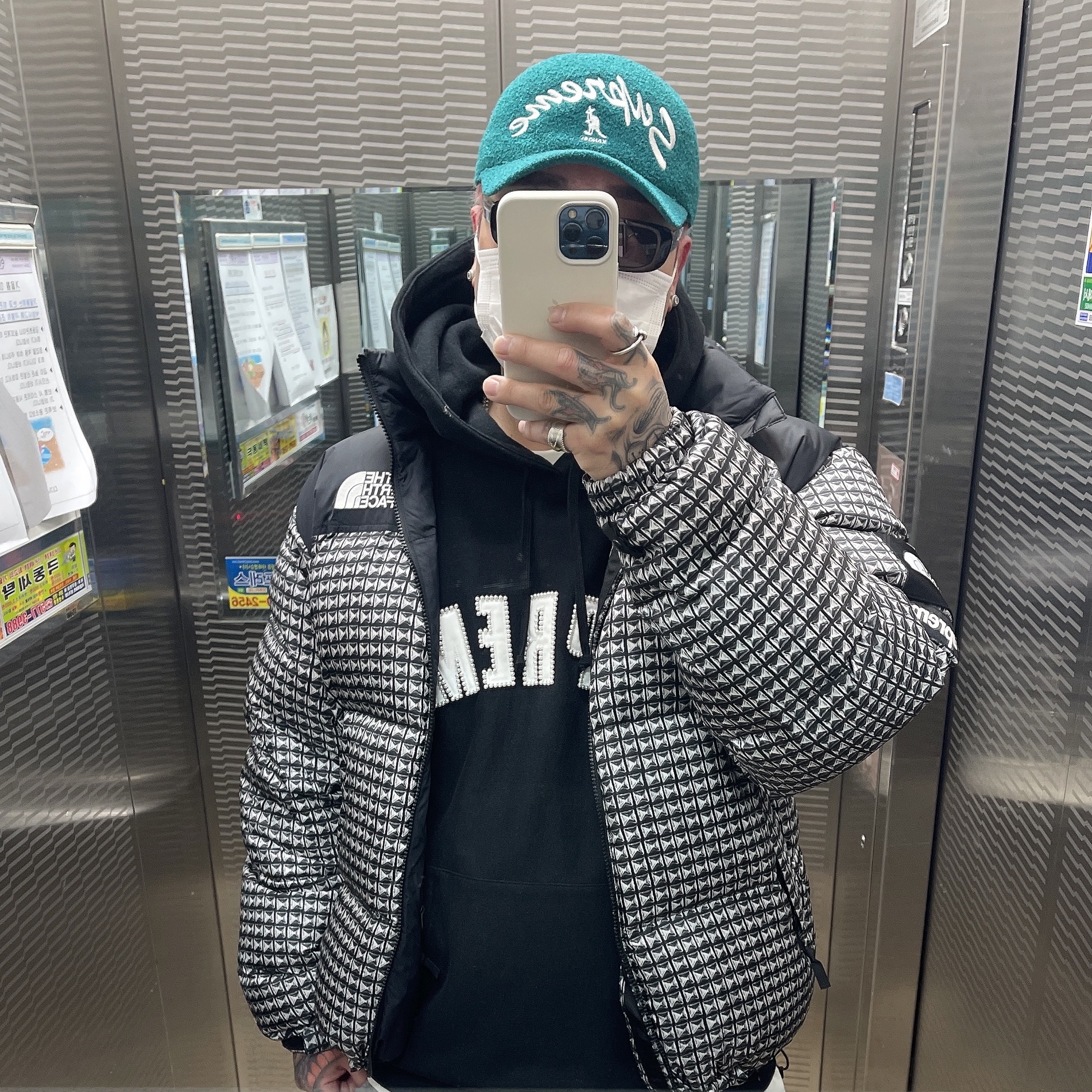 Supreme x Kangol Bermuda Spacecap Teal - 21SS, Supreme Pearl Logo Hooded Sweatshirt Black - 21FW 착용 스타일