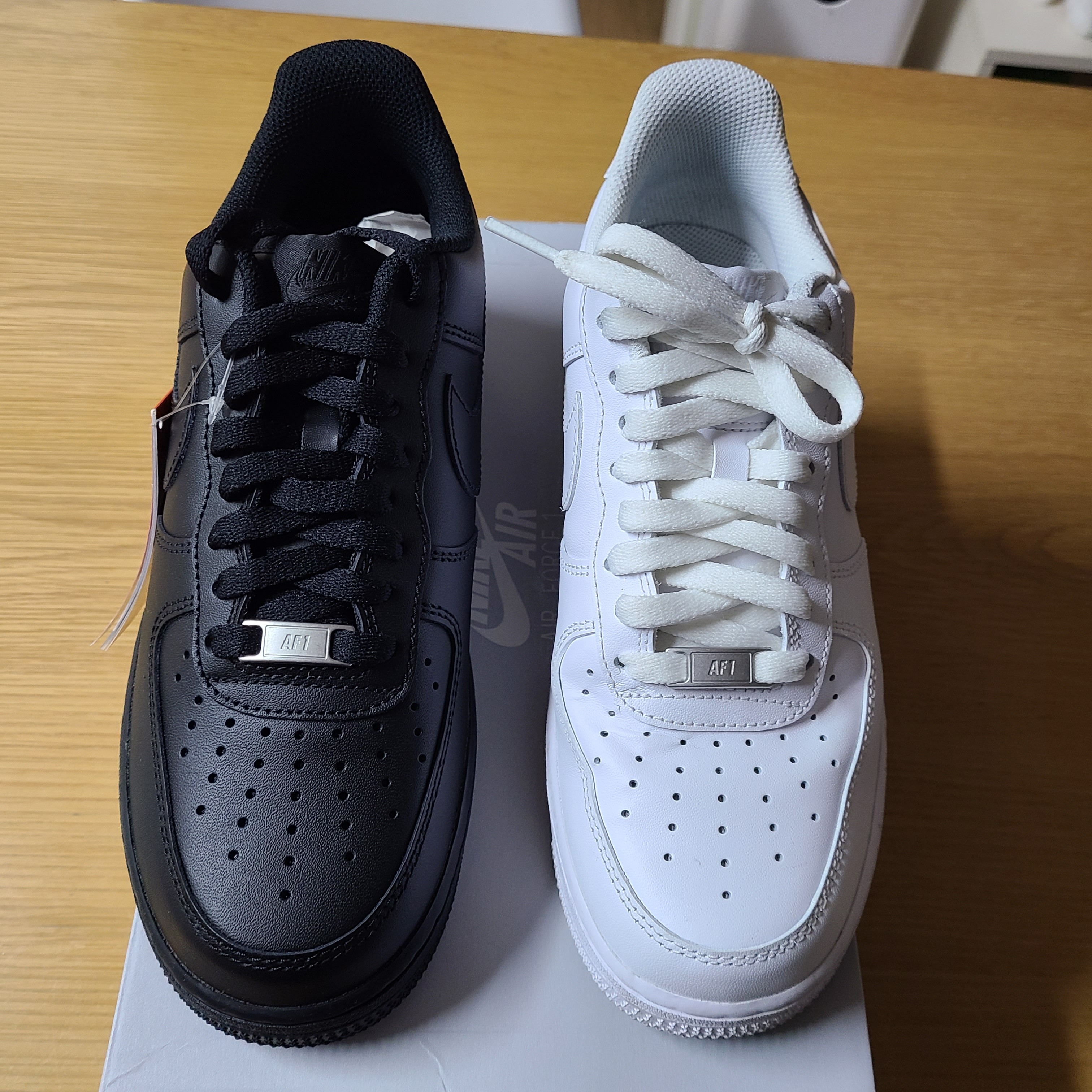 Nike Air Force 1 '07 Low Triple Black, Nike Air Force 1 '07 Low White 착용 스타일 - 1
