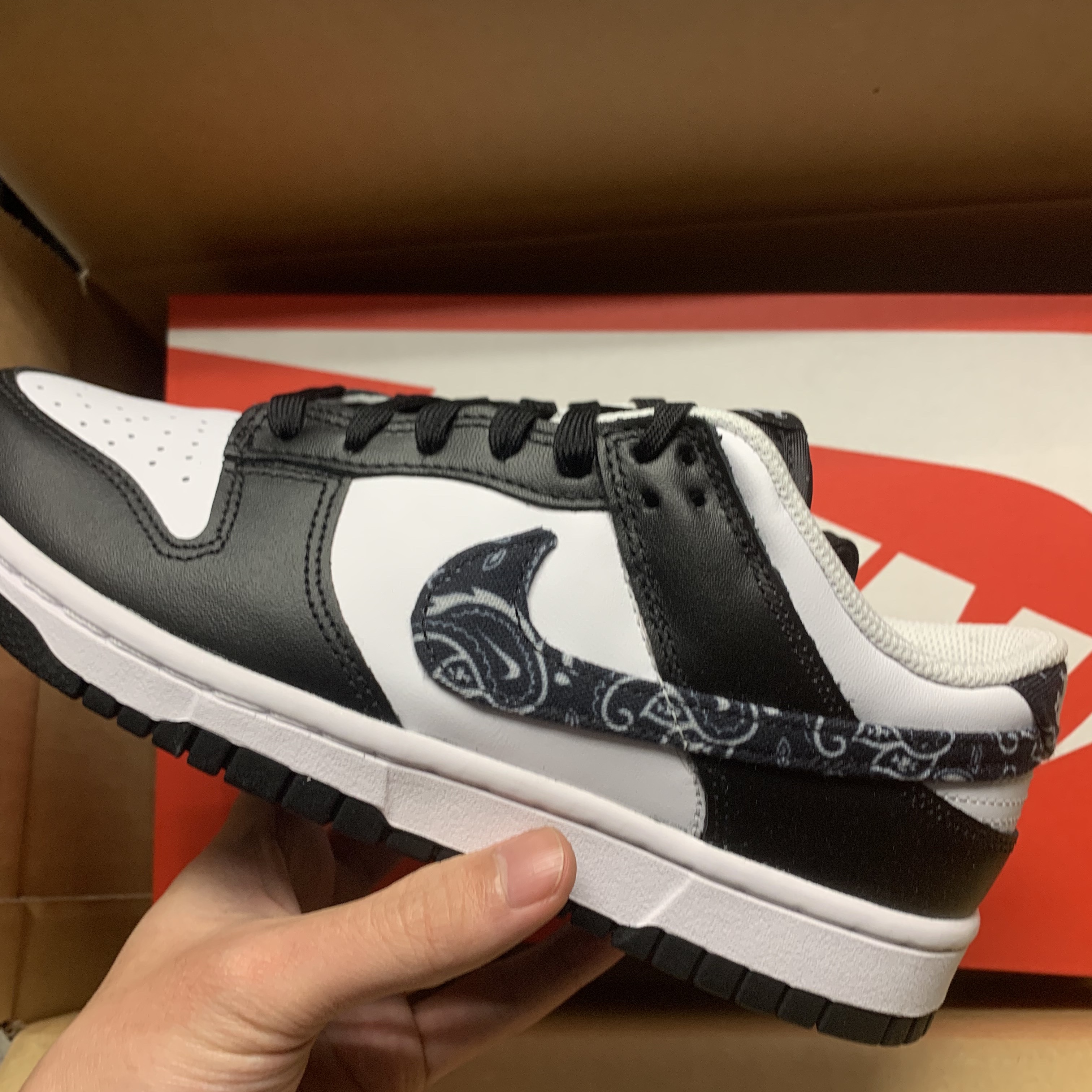 (W) Nike Dunk Low Essential Black Paisley 착용 스타일