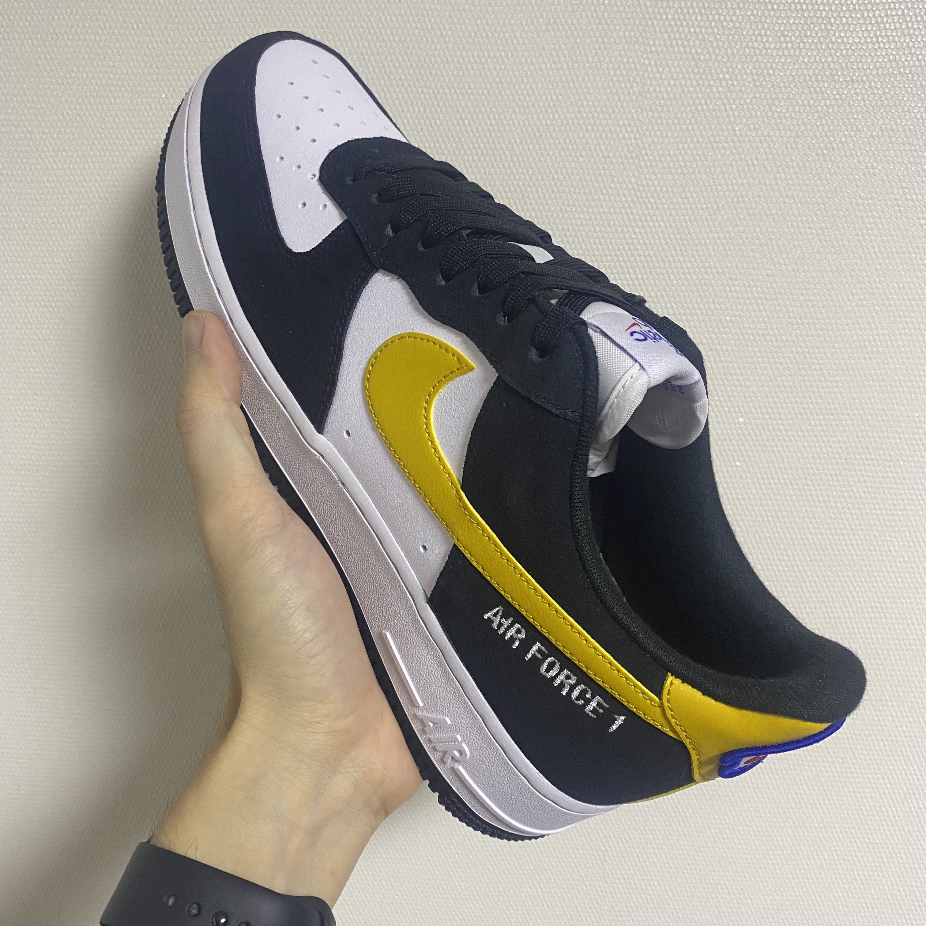 Nike Air Force 1 '07 LV8 Athletic Club Black Dark Sulfur 착용 스타일