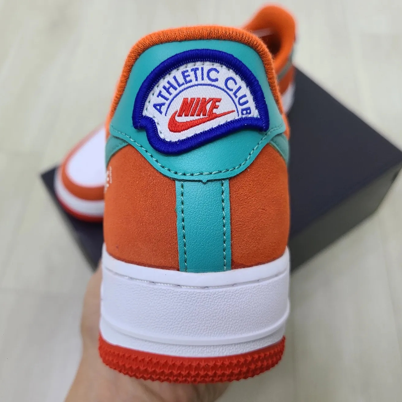 Nike Air Force 1 '07 LV8 Athletic Club Rush Orange Washed Teal 착용 스타일 - 3
