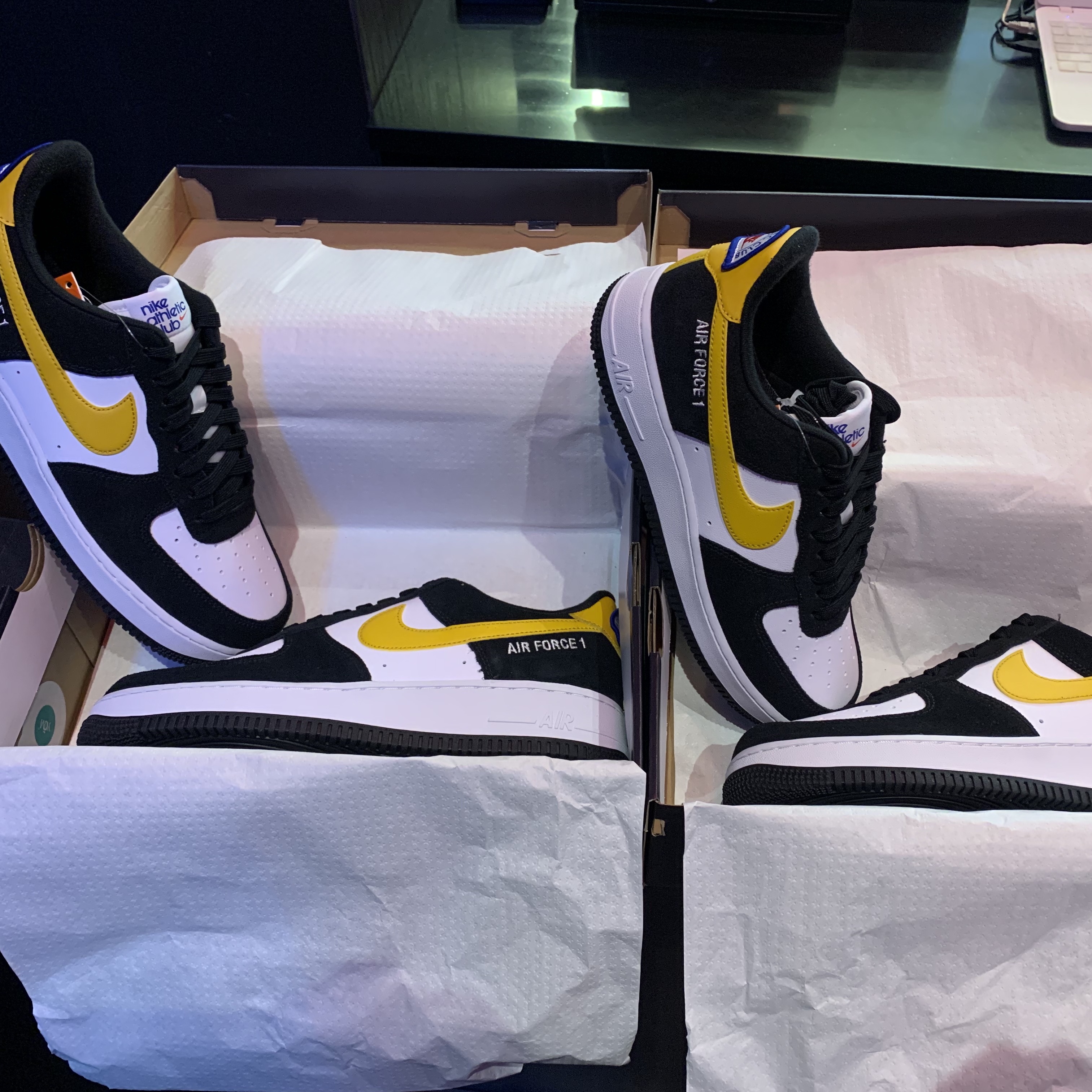 Nike Air Force 1 '07 LV8 Athletic Club Black Dark Sulfur 착용 스타일 - 2