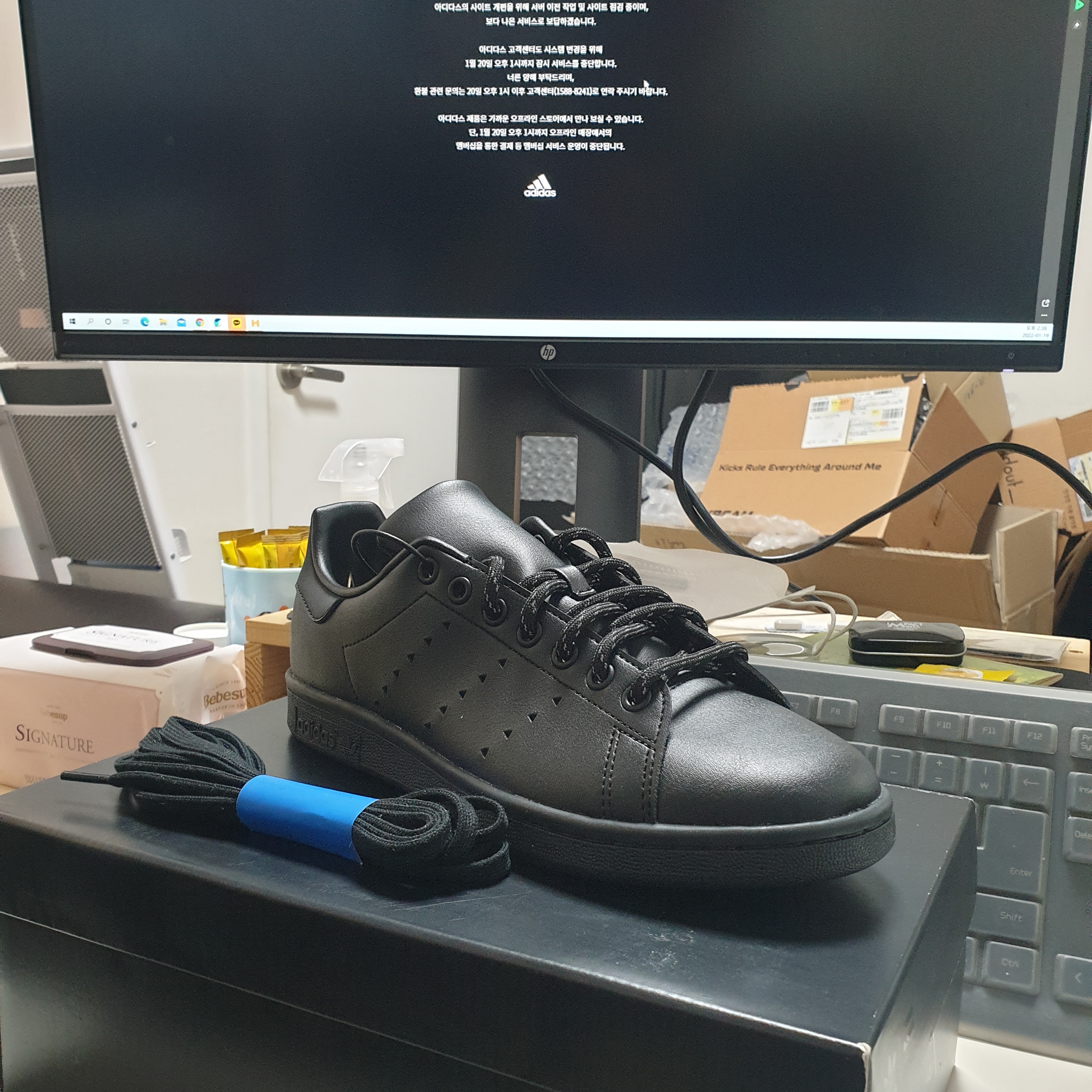 Adidas x Pharrell Williams Stan Smith Black Future 착용 스타일 - 2
