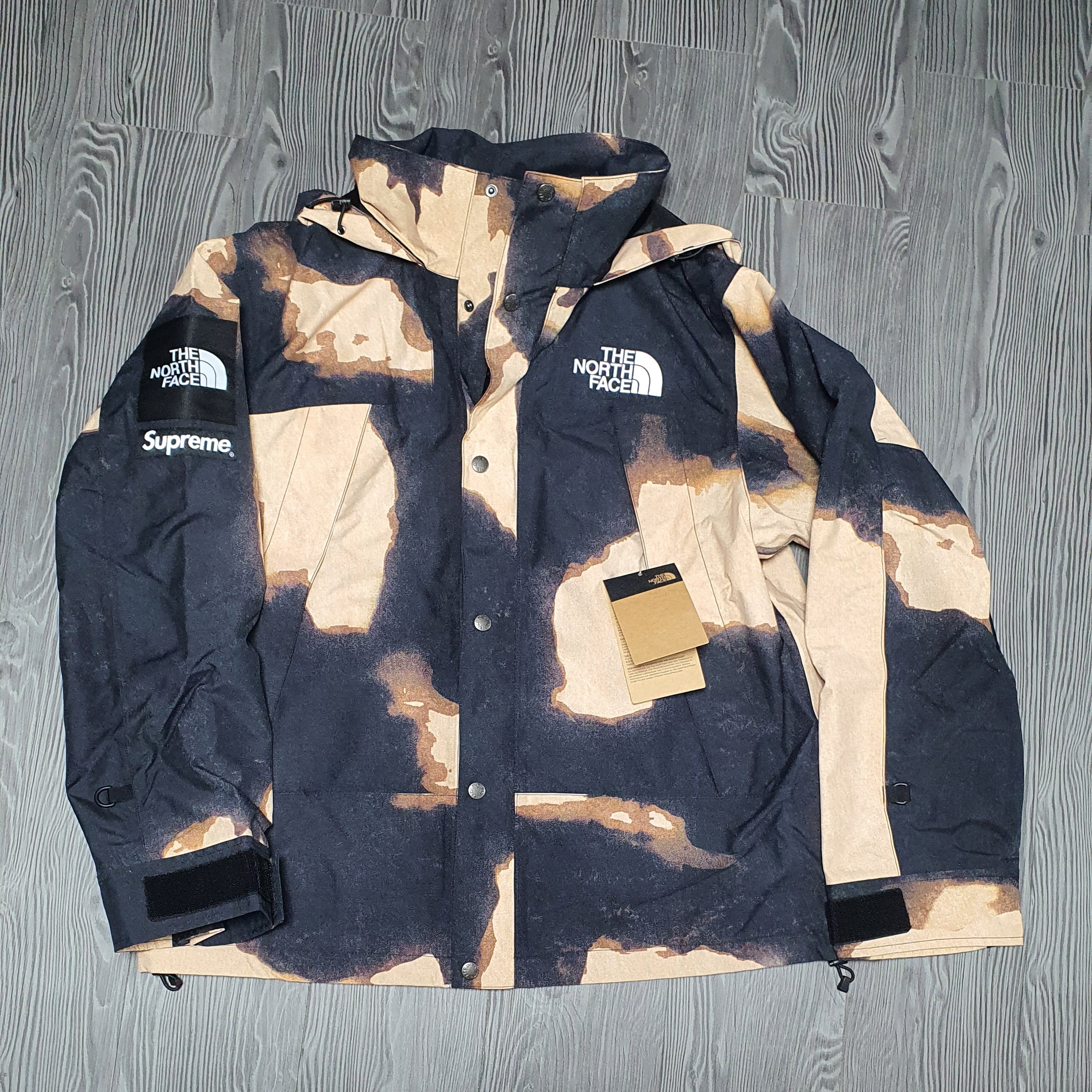 Supreme x The North Face Bleached Denim Print Mountain Jacket Black - 21FW 착용 스타일 - 1