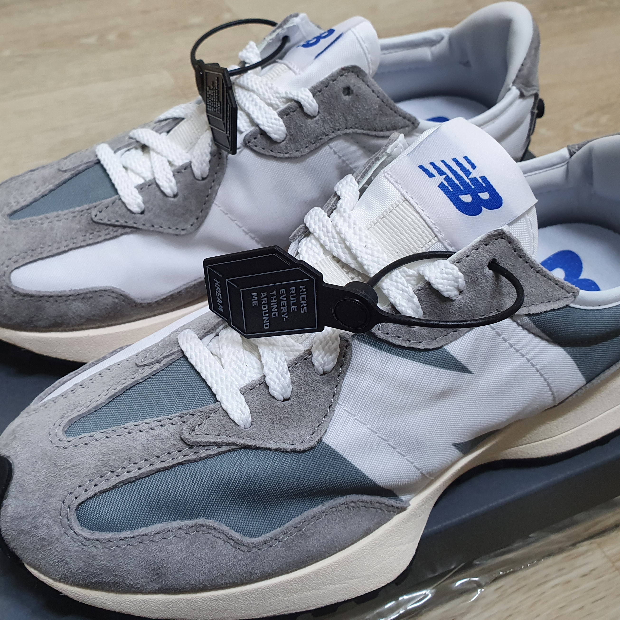 New Balance 327 Grey 착용 스타일