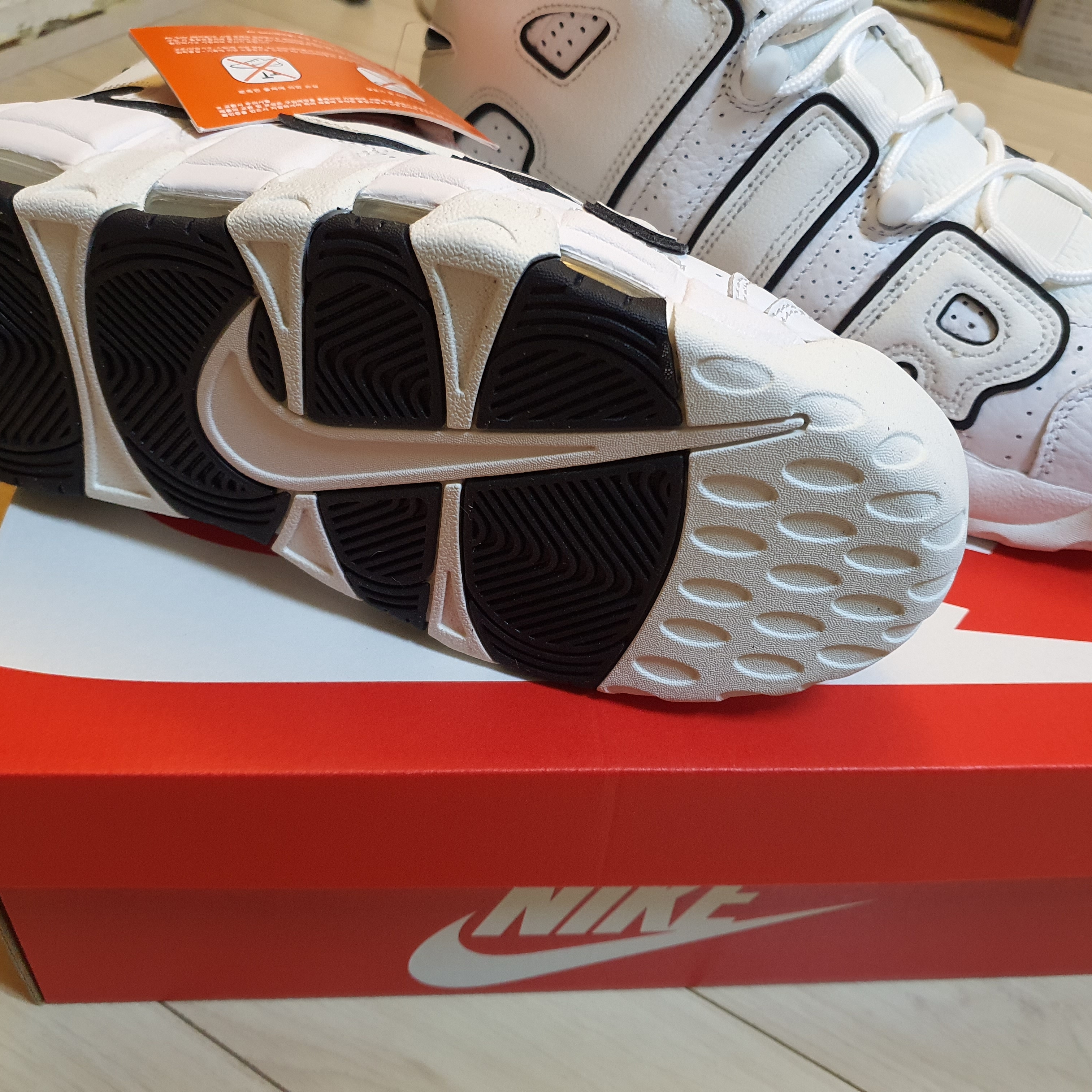 (W) Nike Air More Uptempo Summit White 착용 스타일 - 3