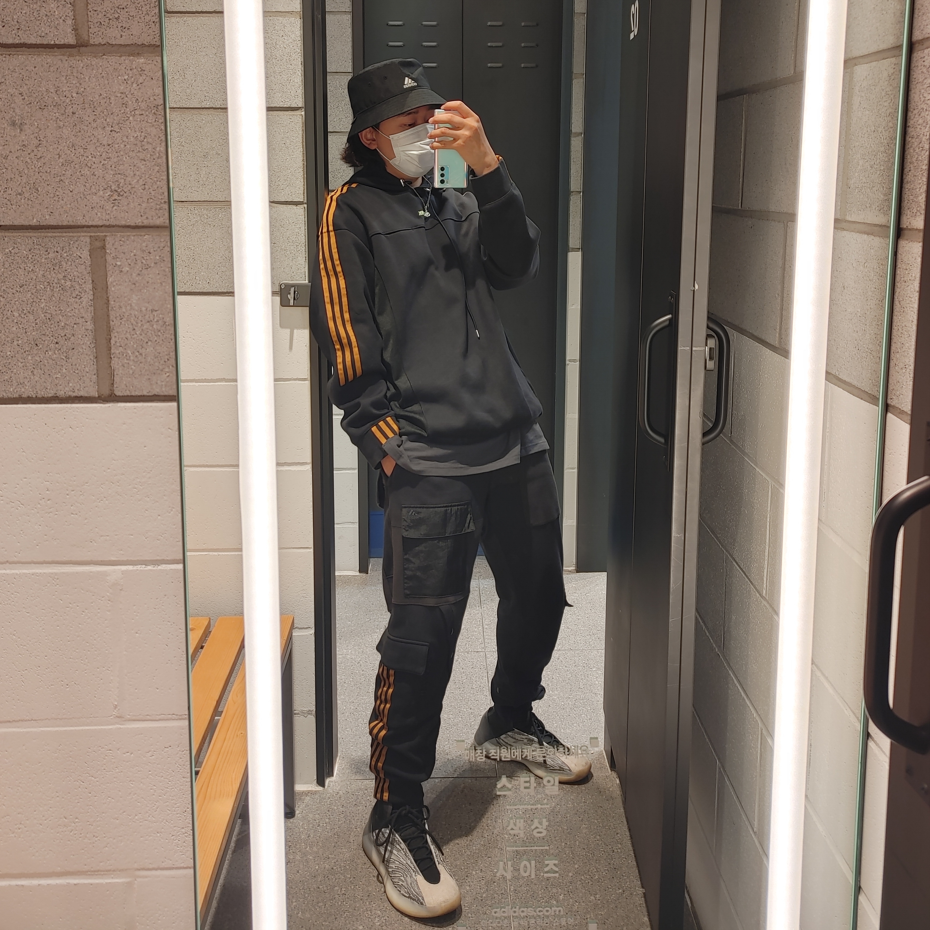 Adidas Yeezy QNTM Lifestyle 착용 스타일