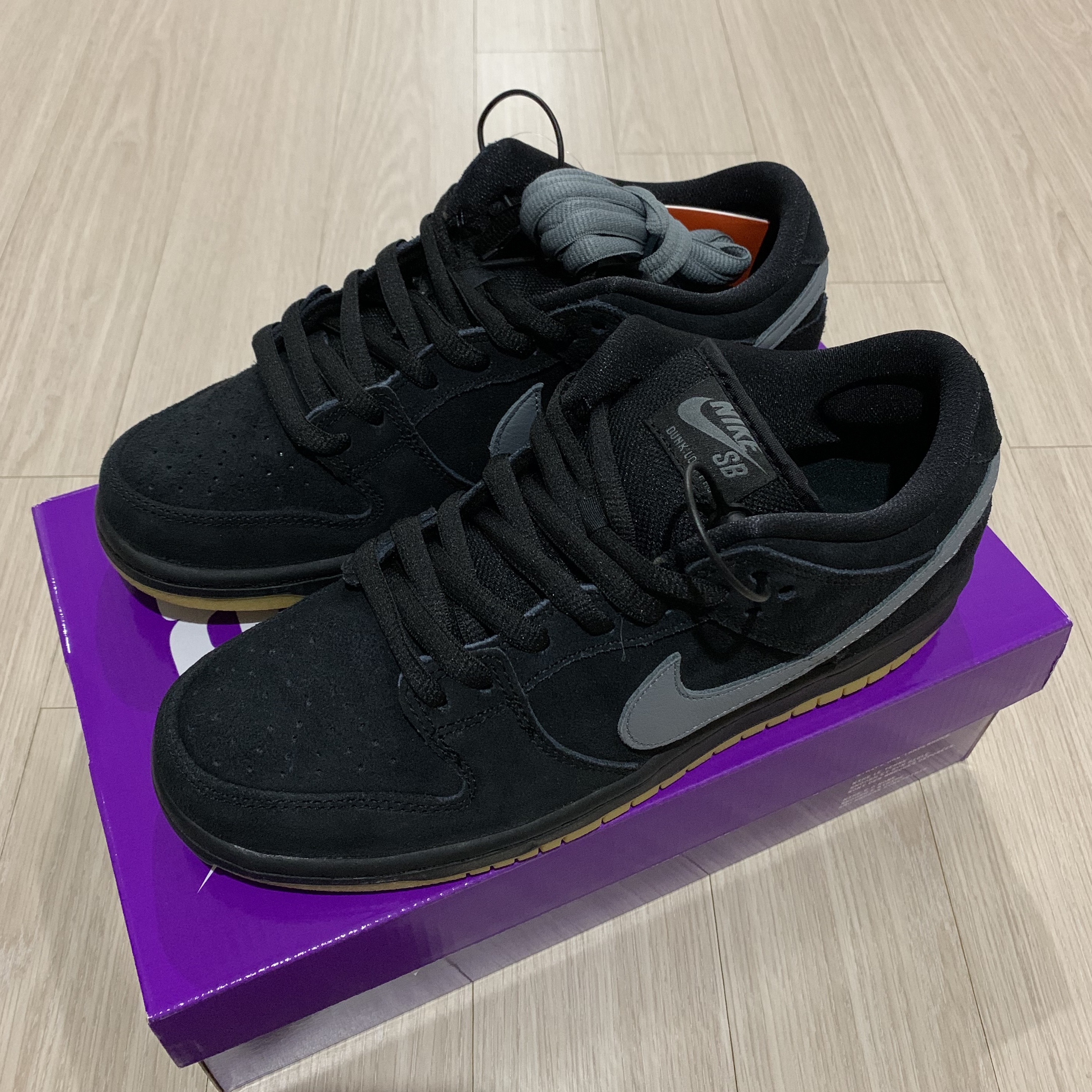 Nike SB Dunk Low Pro Black Cool Grey 착용 스타일 - 1