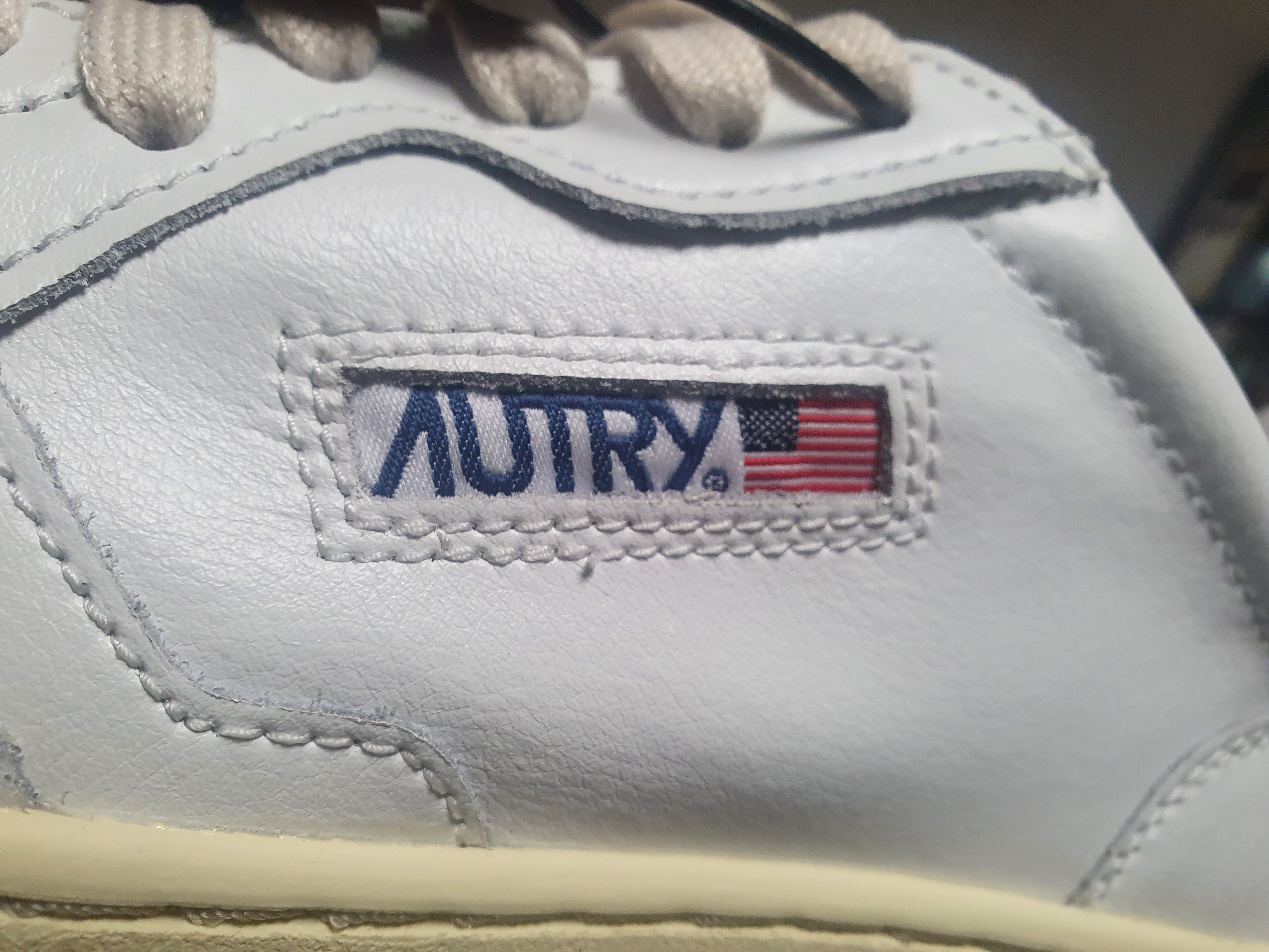 Autry Medalist Low Leather Sneakers White 착용 스타일 - 3