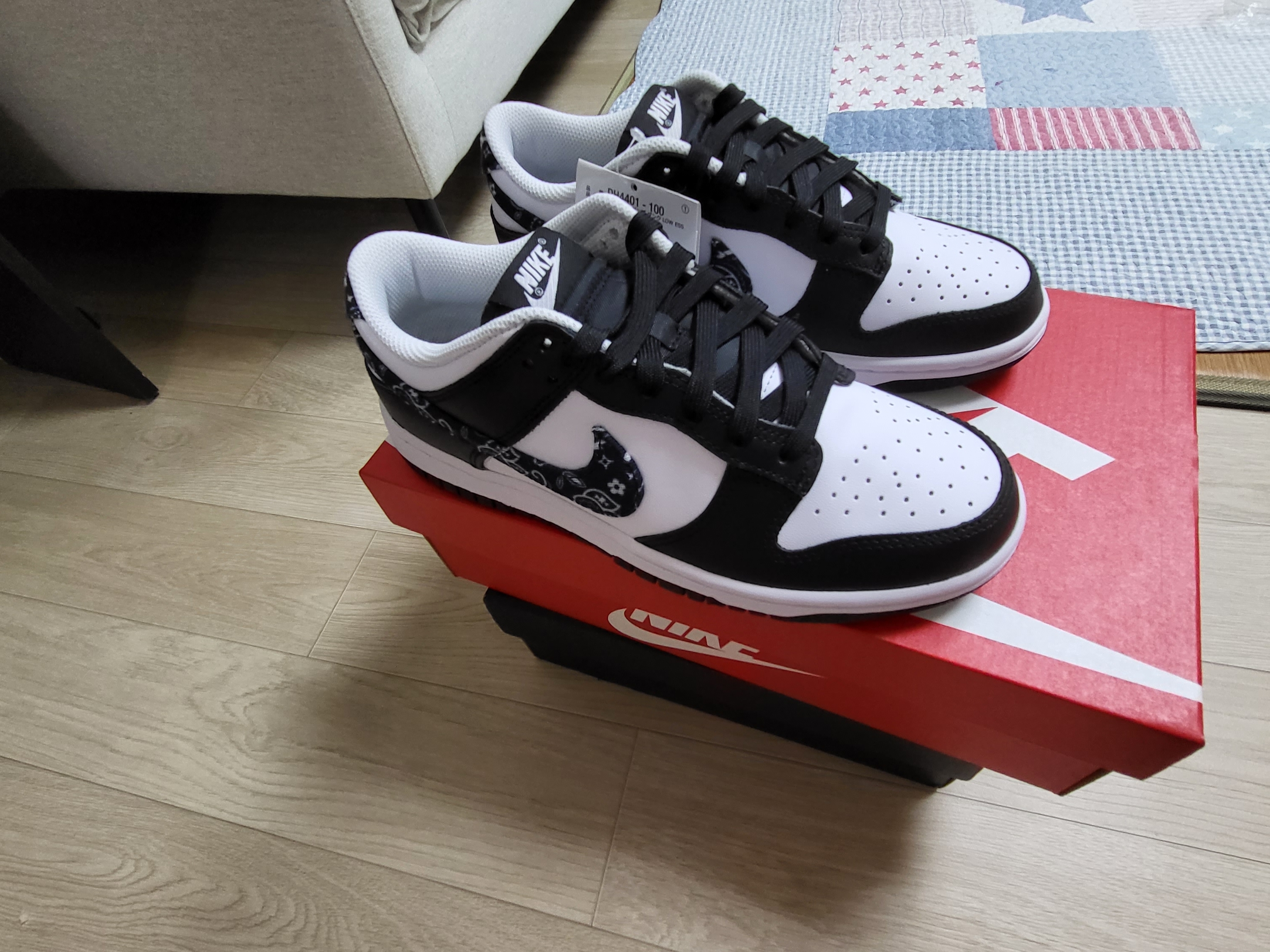 (W) Nike Dunk Low Essential Black Paisley 착용 스타일 - 2